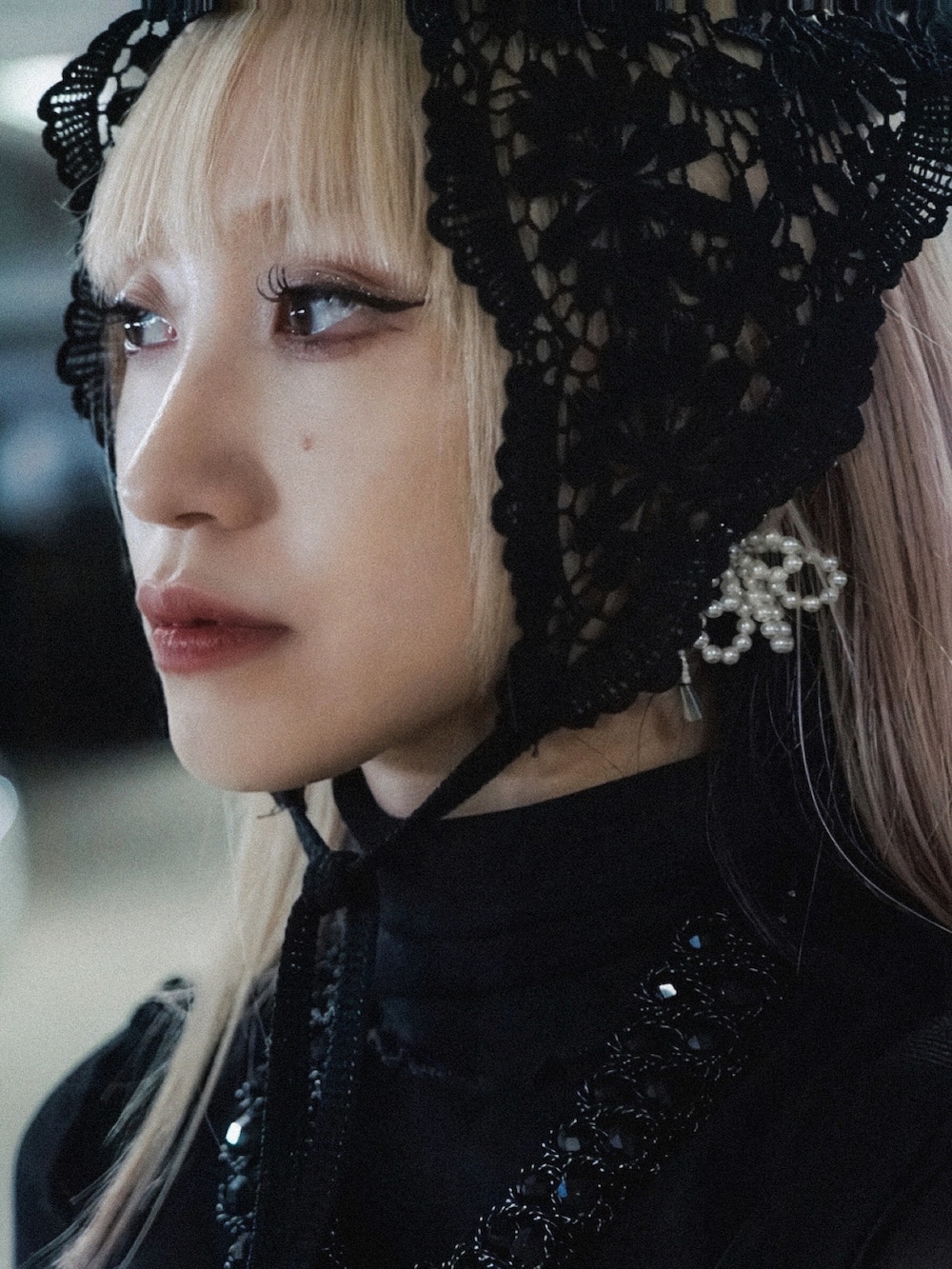 ブラック系のチューブトップ、ブラック系のトップス、ブラック系のスウェットパンツを着用したレディースの秋コーディネートの3枚目の写真