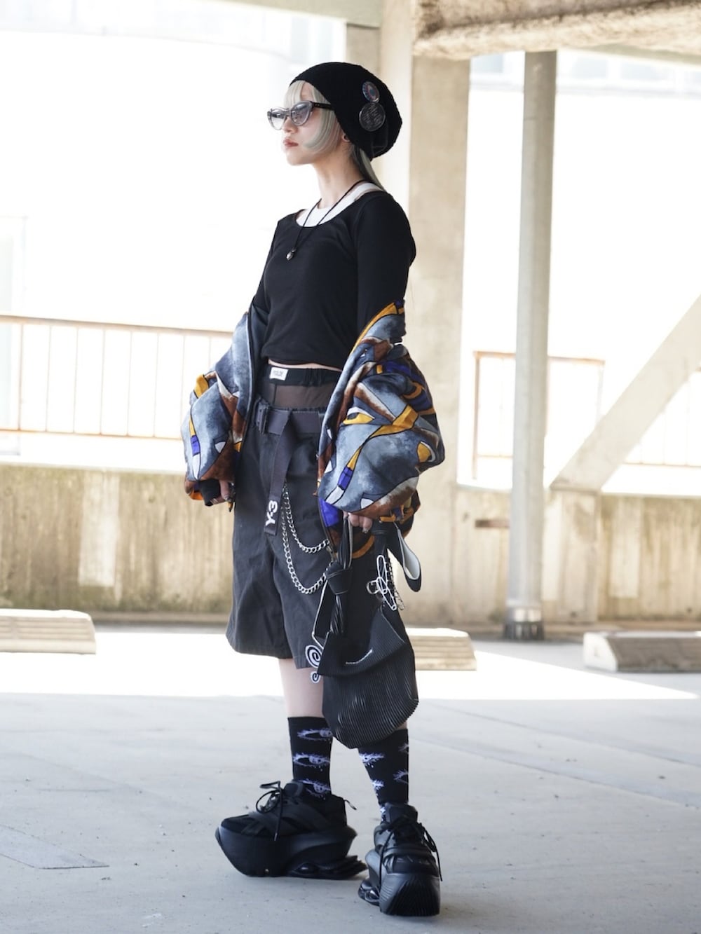 ブラック系のハンドバッグ、ブラック系のTシャツ/カットソー、ブラック系のデニムパンツを着用したレディースの春コーディネートの2枚目の写真