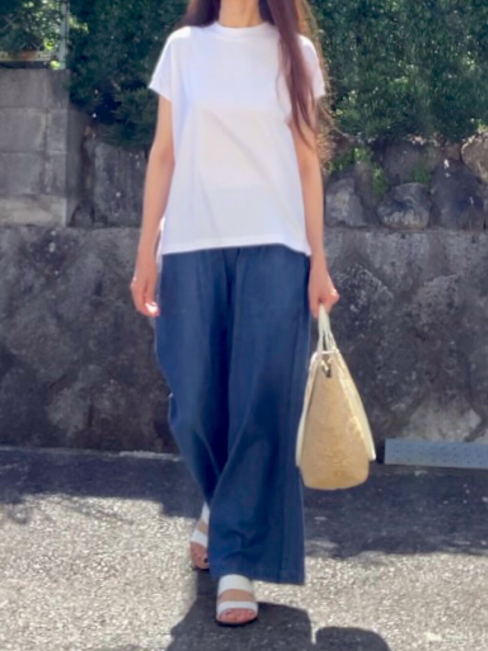 ホワイト系のショルダーバッグ、ホワイト系のTシャツ/カットソー、ホワイト系のサンダルを着用したレディースの夏コーディネートの2枚目の写真