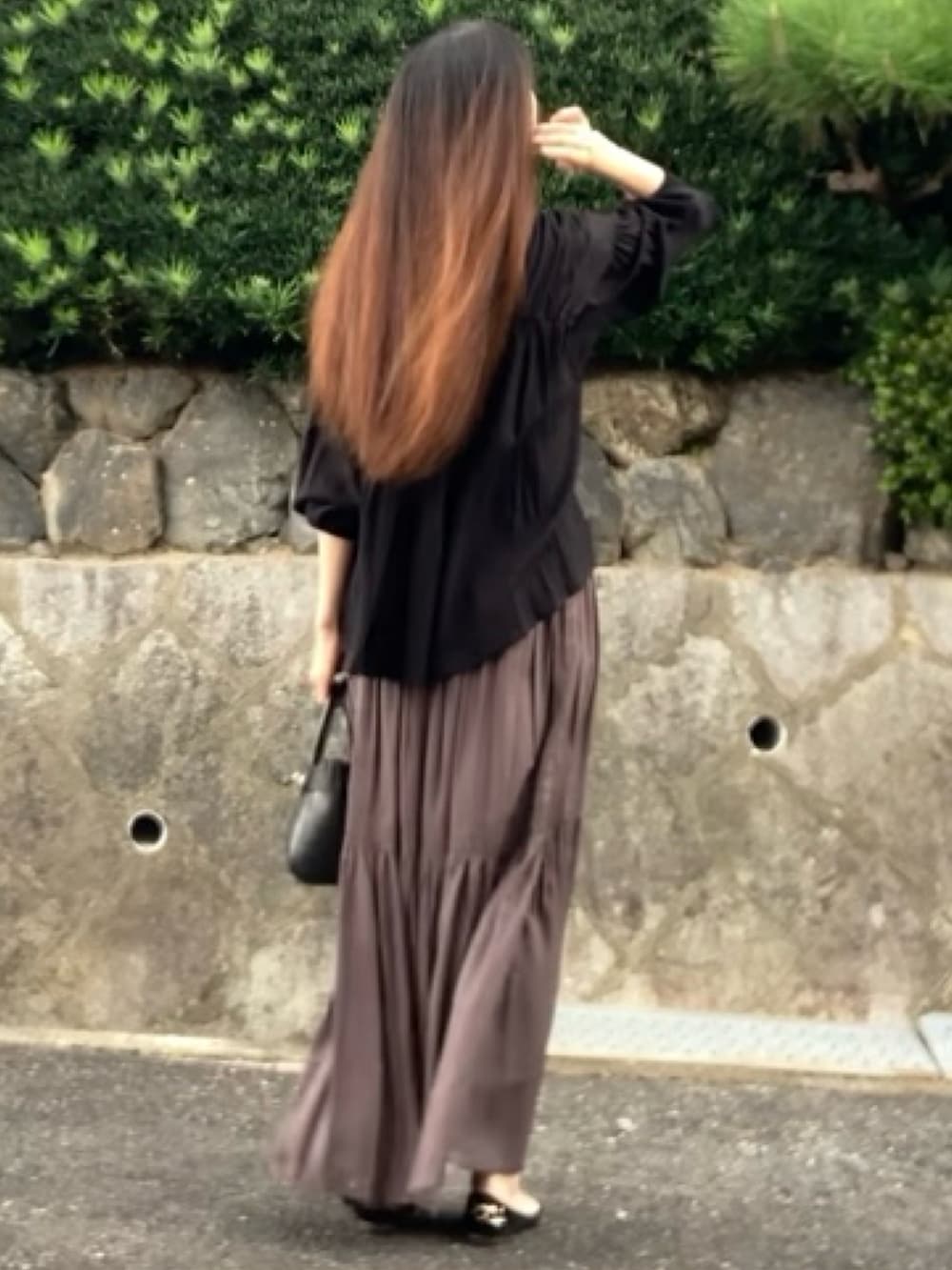 ブラック系のシャツ/ブラウス、グレー系のスカート、ブラック系のバレエシューズを着用したレディースの秋コーディネートの3枚目の写真