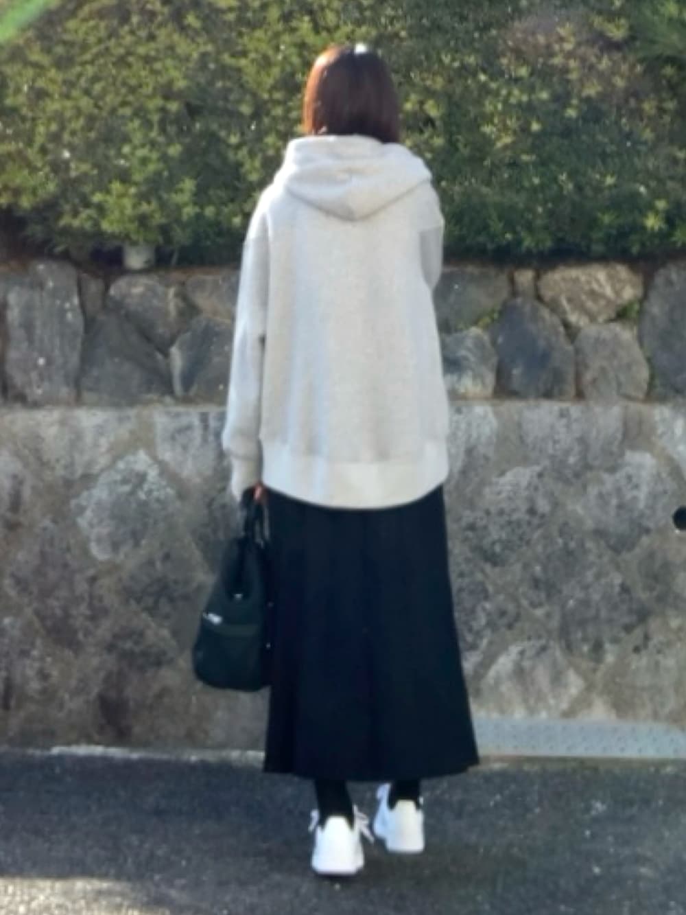 ブルー系のシャツ/ブラウス、グレー系のパーカー、ブラック系のスカートを着用したレディースの春コーディネートの3枚目の写真