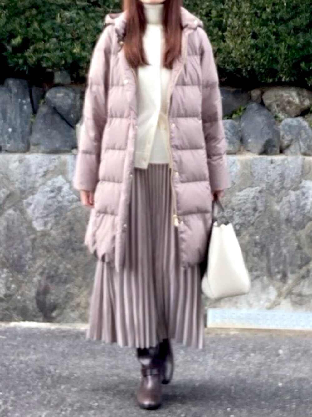 「ワントーンコーデ、グレージュ、ダウンコート、アンサンブルニット、プリーツスカート、ロングブーツ、トートバッグ、モノトーンコーデ、大人カジュアル、大人コーデ、高身長コーデ」｜「groveの軽くて暖かいヨーロピアンダウン多機能つつまれロングダウン【S~3Lサイズ】（ダウンジャケット/コート、ブラウン系）」を使った、tocoさん（レディース・168cm）の冬コーディネートの2枚目の写真