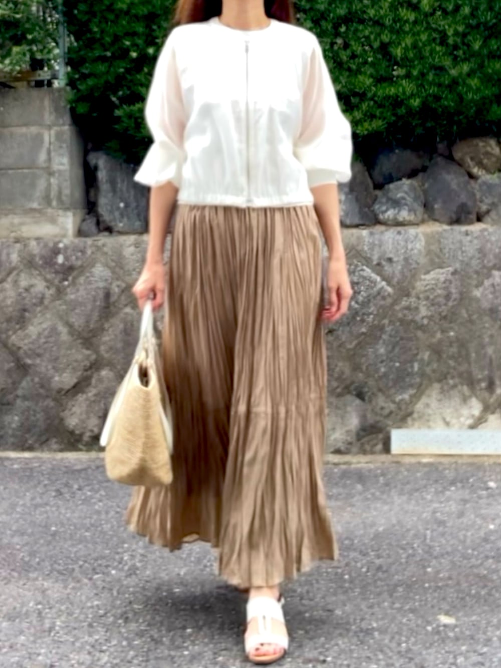 「ベージュコーデ、ホワイトコーデ、ロングスカート、夏コーデ、レイヤードスタイル、脱いでもオシャレ、かごバッグ、きれいめカジュアル、サンダル、モノトーンコーデ、ワントーンコーデ、シンプルコーデ、大人カジュアル、高身長コーデ、強風につき髪ボサボサ」｜「ROPE' PICNICのロングリブシアーライトブルゾン（ブルゾン、ホワイト系）」を使った、tocoさん（レディース・168cm）の夏コーディネートの3枚目の写真
