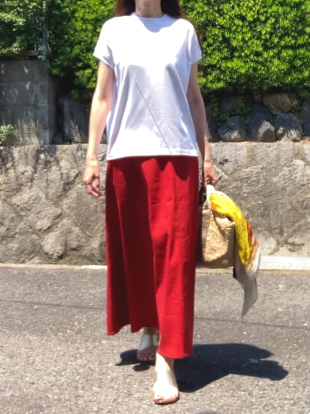 ゴールド系のかごバッグ、ホワイト系のTシャツ/カットソー、その他のストール/ショールを着用したレディースの夏コーディネートの3枚目の写真