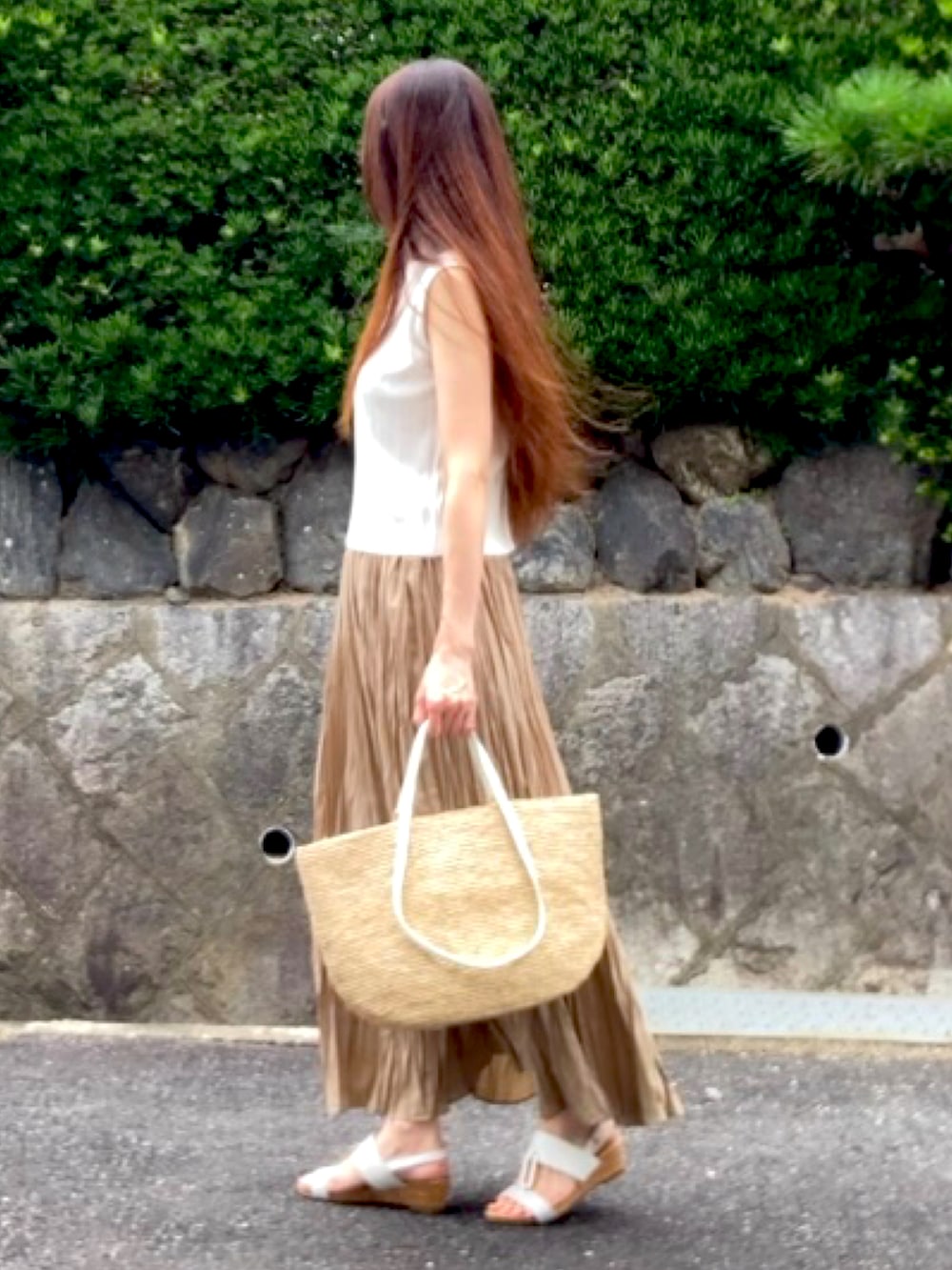 「ベージュコーデ、ホワイトコーデ、ロングスカート、夏コーデ、レイヤードスタイル、脱いでもオシャレ、かごバッグ、きれいめカジュアル、サンダル、モノトーンコーデ、ワントーンコーデ、シンプルコーデ、大人カジュアル、高身長コーデ、強風につき髪ボサボサ」｜「ROPE' PICNICのロングリブシアーライトブルゾン（ブルゾン、ホワイト系）」を使った、tocoさん（レディース・168cm）の夏コーディネートの4枚目の写真