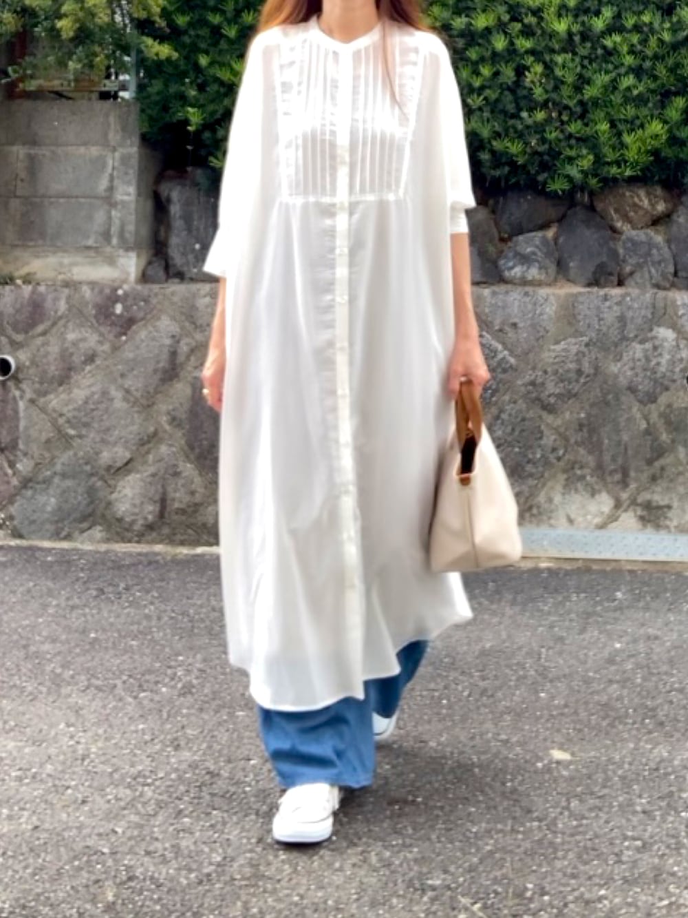 「デニム、ラクチンコーデ、大人カジュアル、大人女子、ワイドパンツ、シャツワンピ、コンバース オールスター、高身長女子、高身長コーデ、モノトーン」｜「BONLECILLのピンタック ボザム 五分袖 シアーシャツ ワンピース（シャツワンピース、ホワイト系）」を使った、tocoさん（レディース・168cm）の秋コーディネートの3枚目の写真