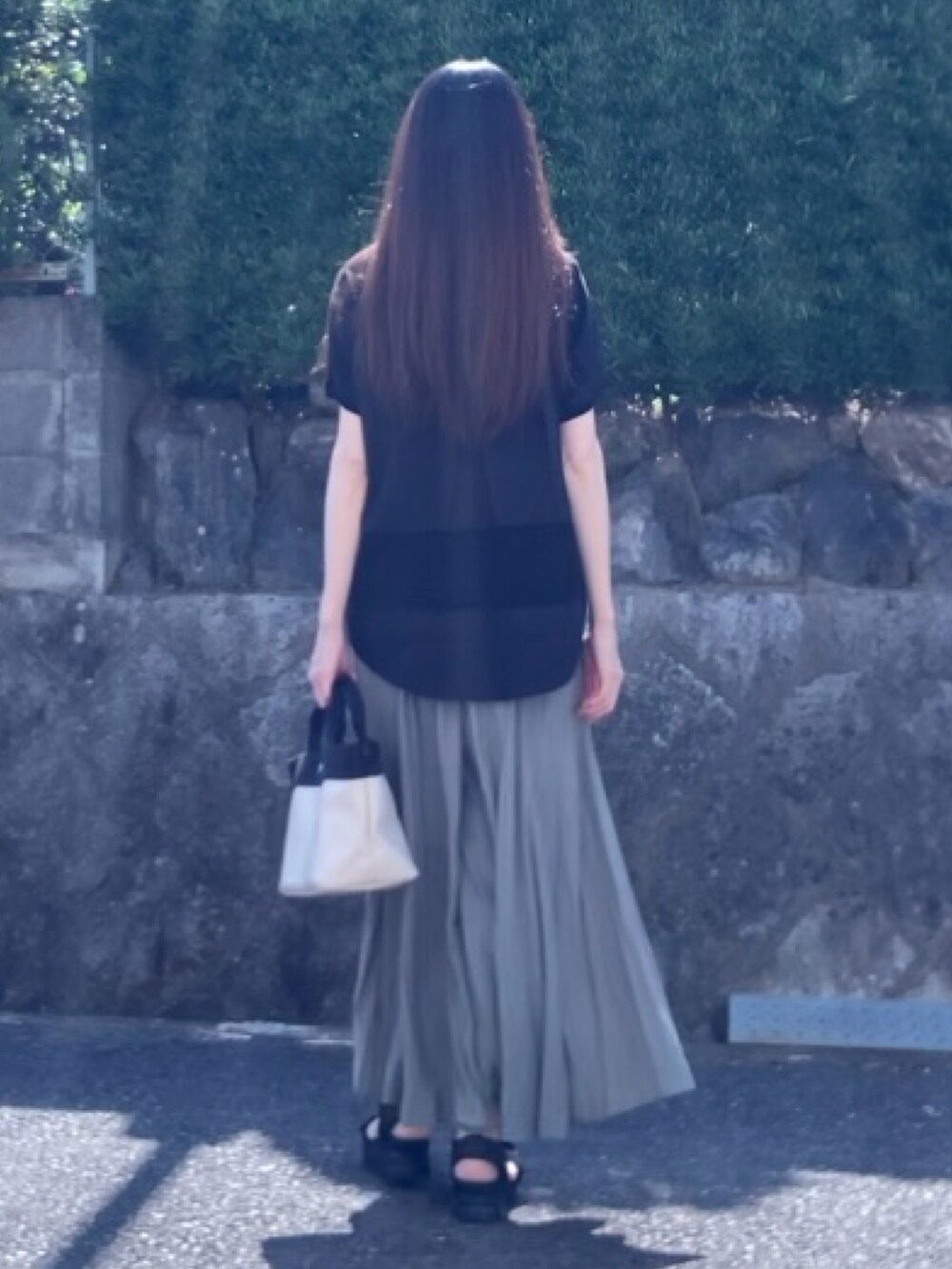 グリーン系のその他パンツ、ホワイト系のトートバッグ、ブラック系のTシャツ/カットソーを着用したレディースの夏コーディネートの3枚目の写真