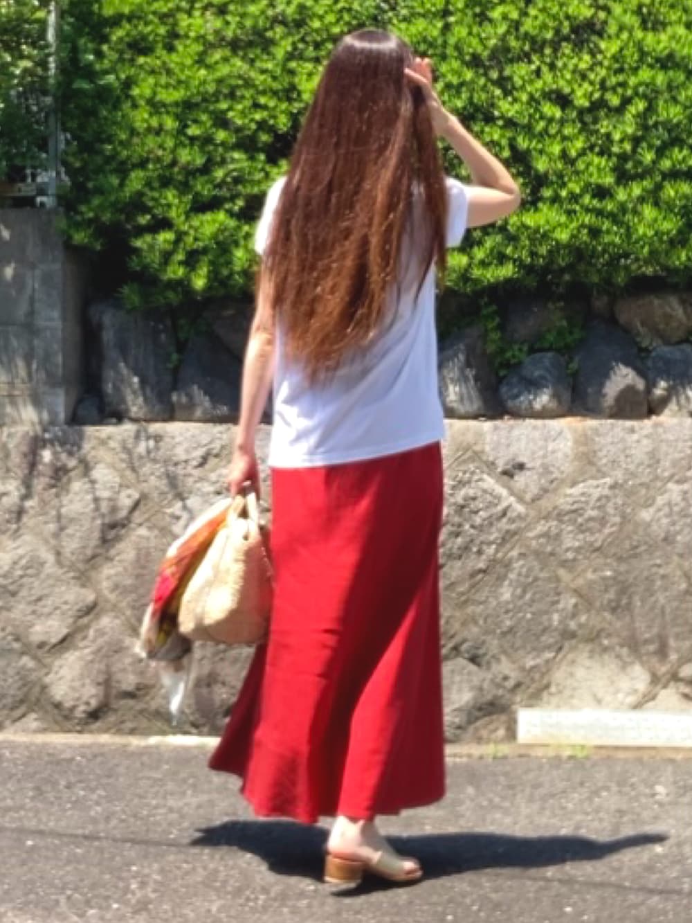 ゴールド系のかごバッグ、ホワイト系のTシャツ/カットソー、その他のストール/ショールを着用したレディースの夏コーディネートの2枚目の写真