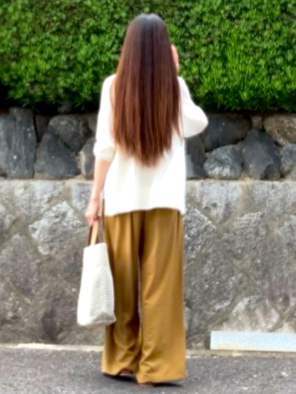 ホワイト系のシャツ/ブラウス、ホワイト系のカーディガン/ボレロ、イエロー系のその他パンツを着用したレディースの夏コーディネートの3枚目の写真