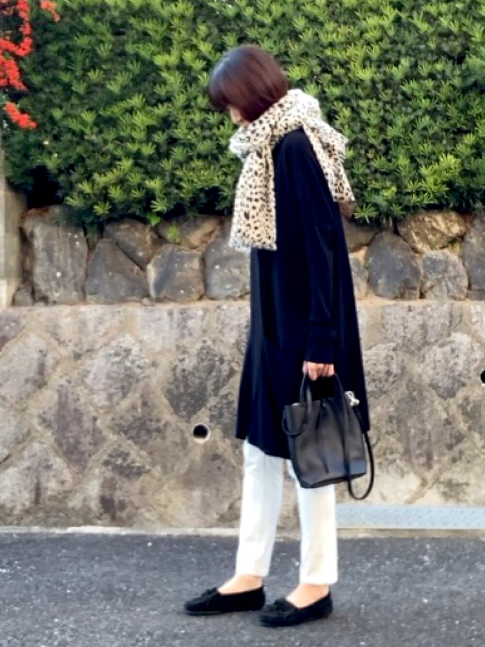 ブラック系のワンピース、ブラック系のトートバッグ、ホワイト系のその他パンツを着用したレディースの秋コーディネートの2枚目の写真