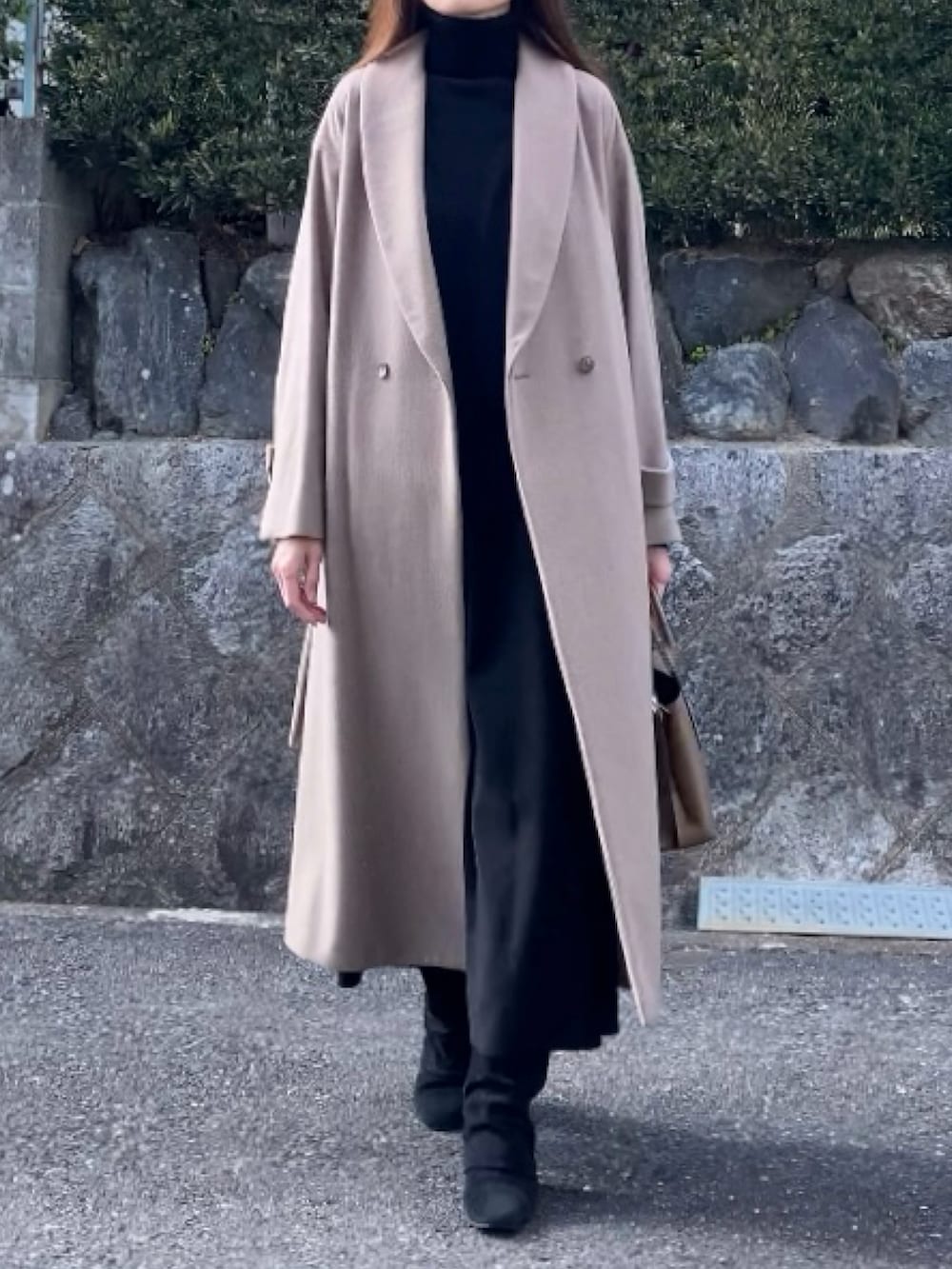 「オールブラック、差し色コーデ、差し色ブラウン、ロングスカート、ワンピース風、ロングコート、ロングブーツ、カシミアニット、大人コーデ、きれいめコーディネート、高身長コーデ、寒い」｜「SLOBE IENAのSUPER100 W/Ca ショールカラーコート◆（その他アウター、ベージュ系）」を使った、tocoさん（レディース・168cm）の冬コーディネートの2枚目の写真