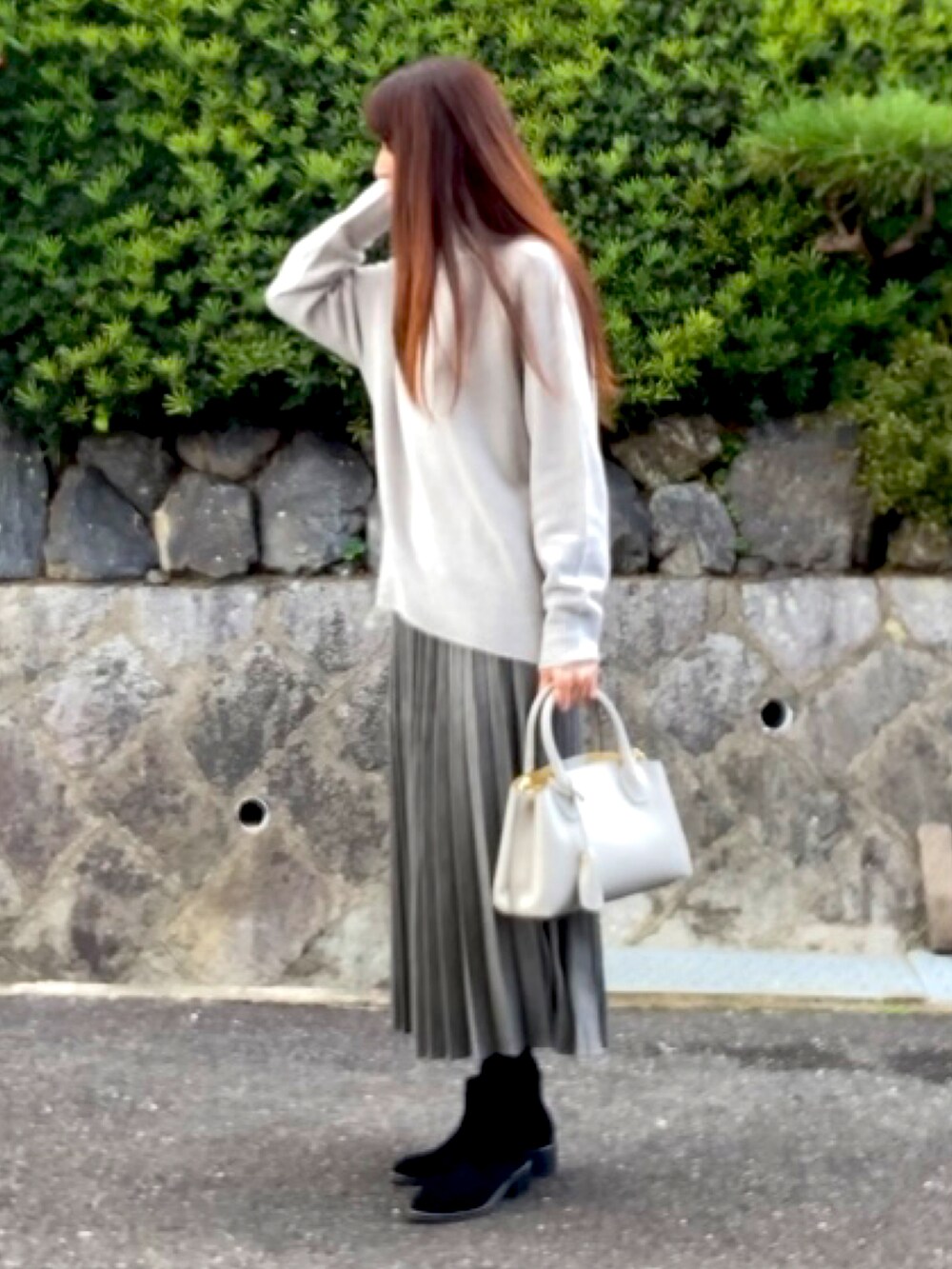 「ロングコート、プリーツスカート、グレンチェック、カシミヤニット、グレーコーデ、ワントーンコーデ、モノトーン、バックジップブーツ、スウェードブーツ、大人女子、大人コーデ、オフィスカジュアル、高身長女子、高身長コーデ」｜「OPAQUE.CLIPの◆2wayスタンドカラー マウンテンコート【洗える/撥水/WEB限定サイズ】（その他アウター、グレー系）」を使った、tocoさん（レディース・168cm）の秋コーディネートの4枚目の写真