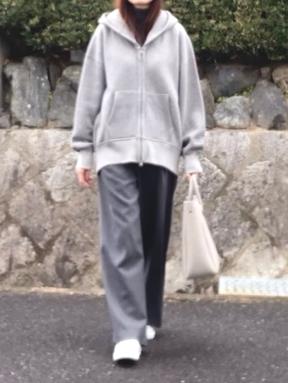 「急に寒い、ニット帽、パーカー、コンバース ハイカット、トートバッグ、モノトーン、ワントーンコーデ、グレーコーデ、グレーのパーカー、甘辛mix、きれいめカジュアル、キレイめスポーツMIX、オトナカジュアル、大人コーデ、高身長」|「UNIQLOのアイテム(ニット/セーター、グレー系)」を使った、tocoさん(レディース・168cm)の冬コーディネートの3枚目の写真
