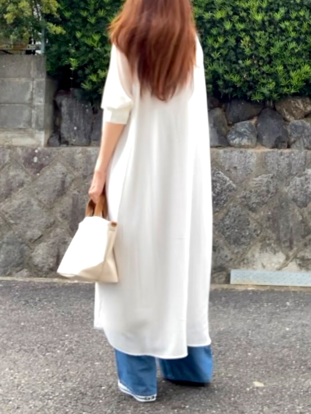 「デニム、ラクチンコーデ、大人カジュアル、大人女子、ワイドパンツ、シャツワンピ、コンバース オールスター、高身長女子、高身長コーデ、モノトーン」｜「BONLECILLのピンタック ボザム 五分袖 シアーシャツ ワンピース（シャツワンピース、ホワイト系）」を使った、tocoさん（レディース・168cm）の秋コーディネートの2枚目の写真