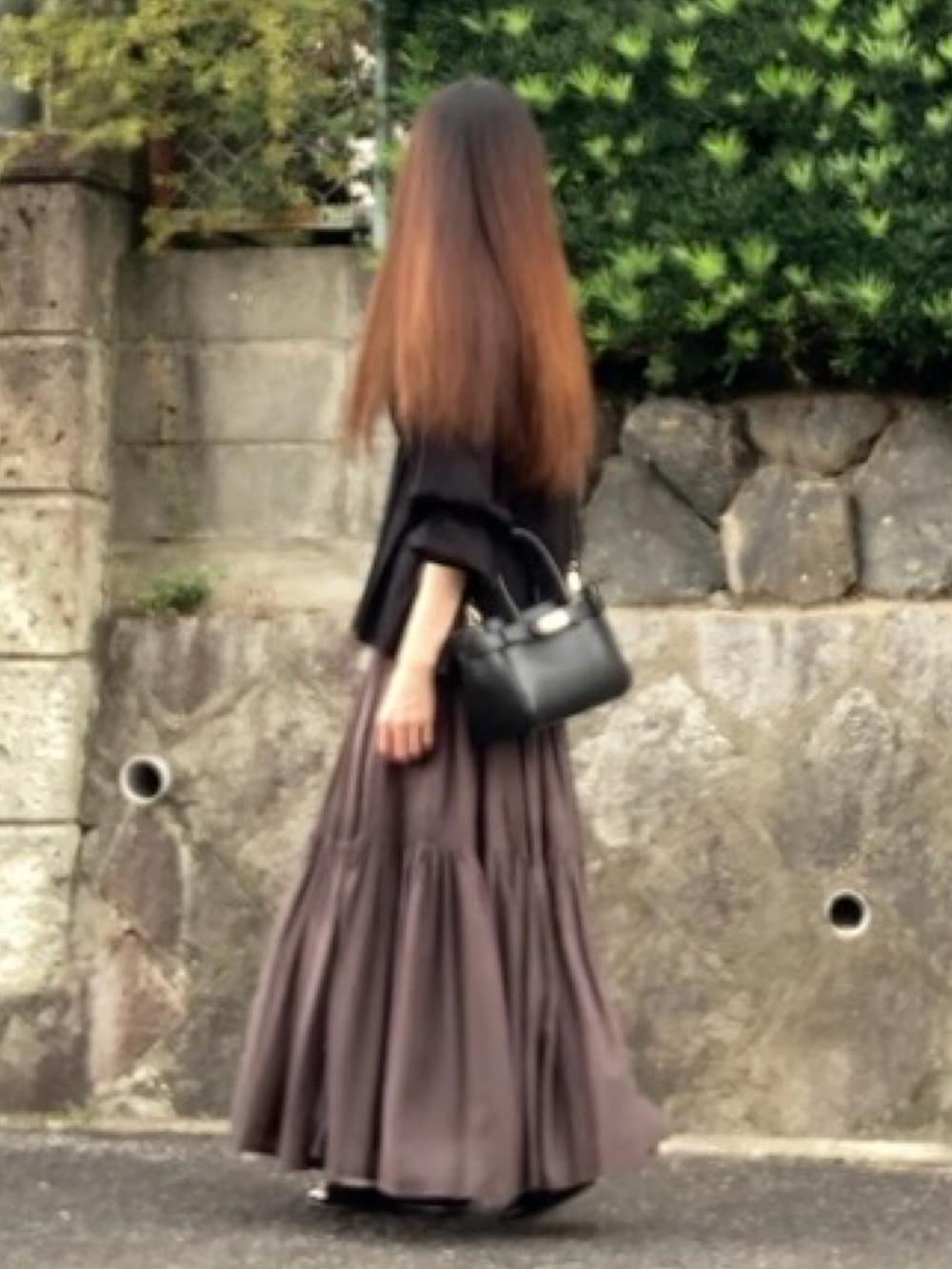 ブラック系のシャツ/ブラウス、グレー系のスカート、ブラック系のバレエシューズを着用したレディースの秋コーディネートの2枚目の写真