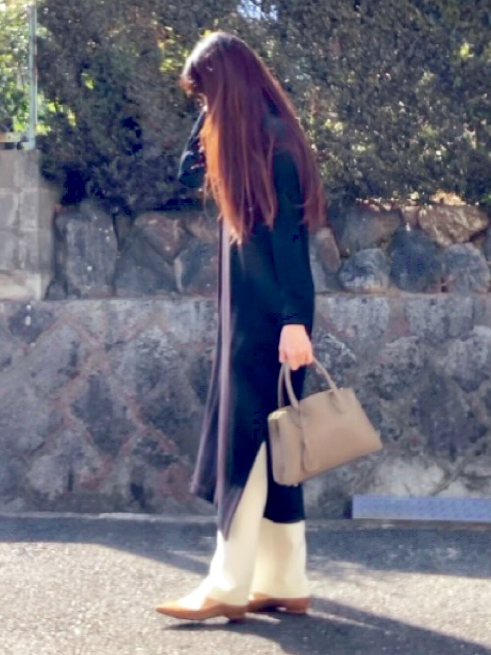 「ベスト、タートルネック、ホワイトパンツ、カラーパンプス、シンプルコーデ、大人コーデ、大人女子、高身長コーデ、高身長女子、モノトーン、強風につき髪ボサボサ」｜「AMERICAN HOLICのリネンブレンドサイドリボンロングベスト（ベスト、ブラック系）」を使った、tocoさん（レディース・168cm）の春コーディネートの3枚目の写真