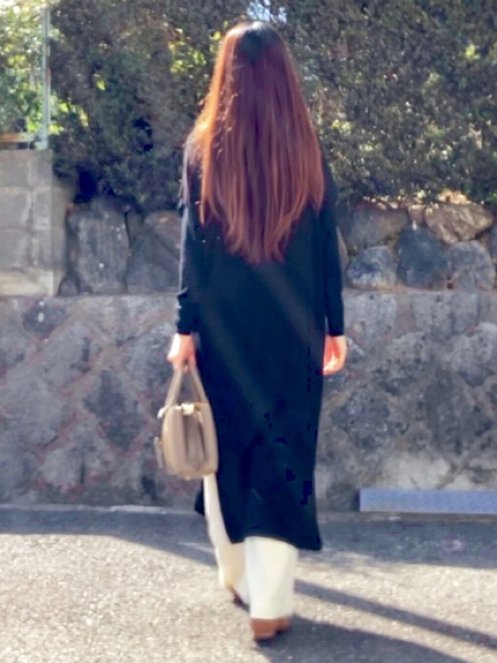 「ベスト、タートルネック、ホワイトパンツ、カラーパンプス、シンプルコーデ、大人コーデ、大人女子、高身長コーデ、高身長女子、モノトーン、強風につき髪ボサボサ」｜「AMERICAN HOLICのリネンブレンドサイドリボンロングベスト（ベスト、ブラック系）」を使った、tocoさん（レディース・168cm）の春コーディネートの2枚目の写真