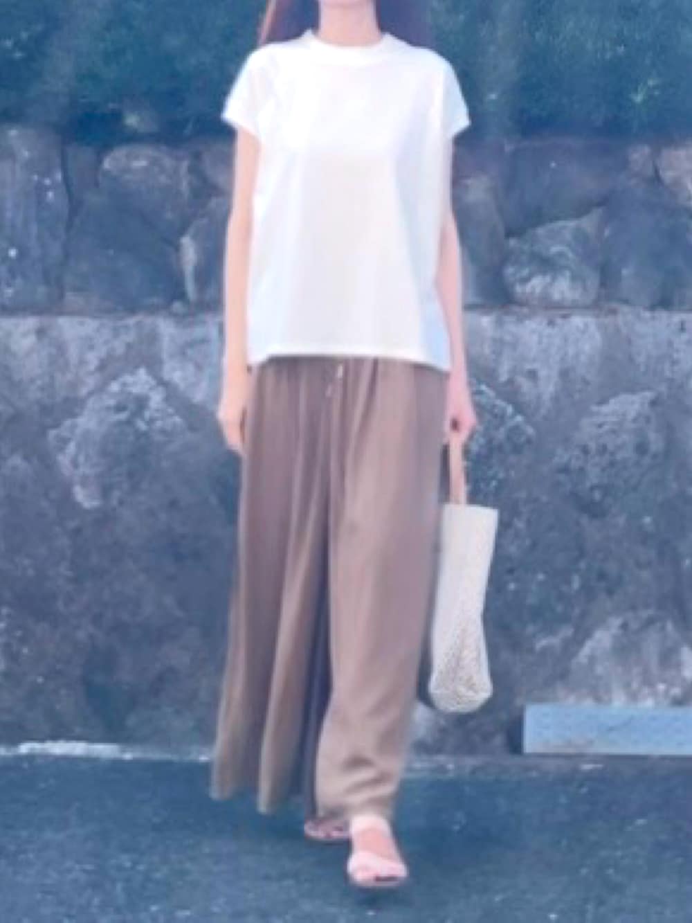 ホワイト系のTシャツ/カットソー、イエロー系のその他パンツ、ベージュ系のトートバッグを着用したレディースの夏コーディネートの2枚目の写真