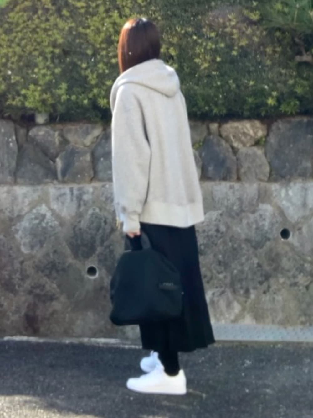 ブルー系のシャツ/ブラウス、グレー系のパーカー、ブラック系のスカートを着用したレディースの春コーディネートの4枚目の写真