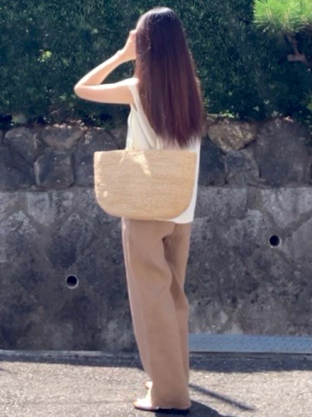 イエロー系のその他パンツ、ホワイト系のニット/セーター、ホワイト系のショルダーバッグを着用したレディースの夏コーディネートの2枚目の写真