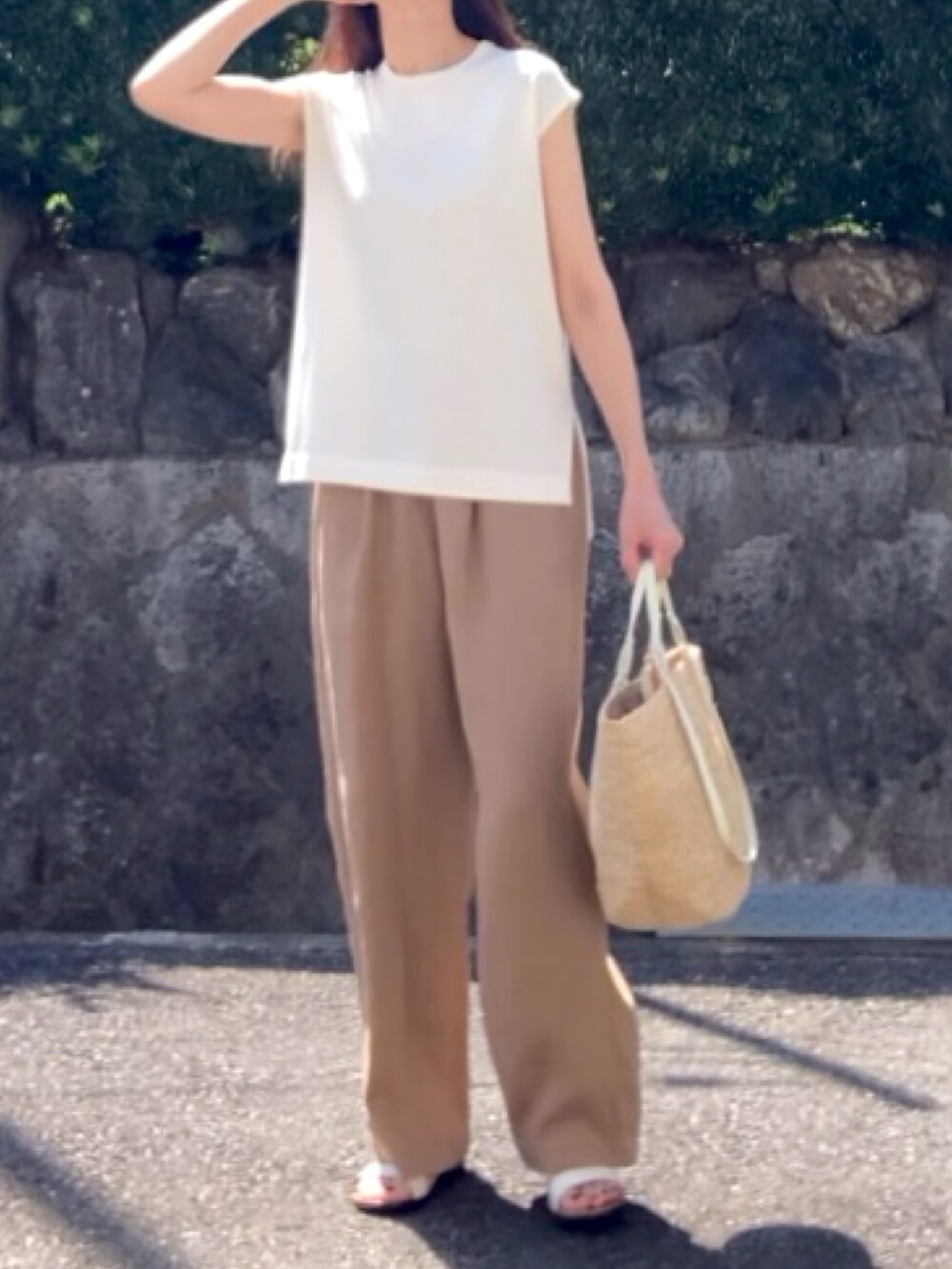 イエロー系のその他パンツ、ホワイト系のニット/セーター、ホワイト系のショルダーバッグを着用したレディースの夏コーディネートの3枚目の写真