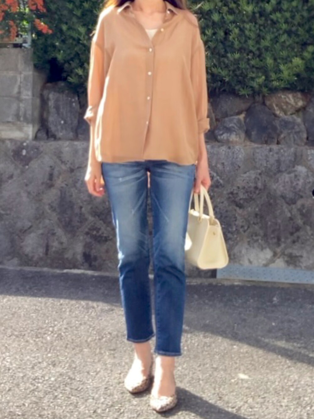 その他のパンプス、ブラウン系のシャツ/ブラウス、ブルー系のデニムパンツを着用したレディースの秋コーディネートの3枚目の写真