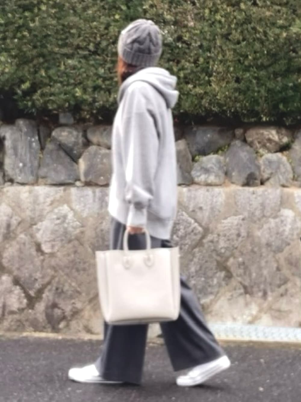 「急に寒い、ニット帽、パーカー、コンバース ハイカット、トートバッグ、モノトーン、ワントーンコーデ、グレーコーデ、グレーのパーカー、甘辛mix、きれいめカジュアル、キレイめスポーツMIX、オトナカジュアル、大人コーデ、高身長」|「UNIQLOのアイテム(ニット/セーター、グレー系)」を使った、tocoさん(レディース・168cm)の冬コーディネートの2枚目の写真