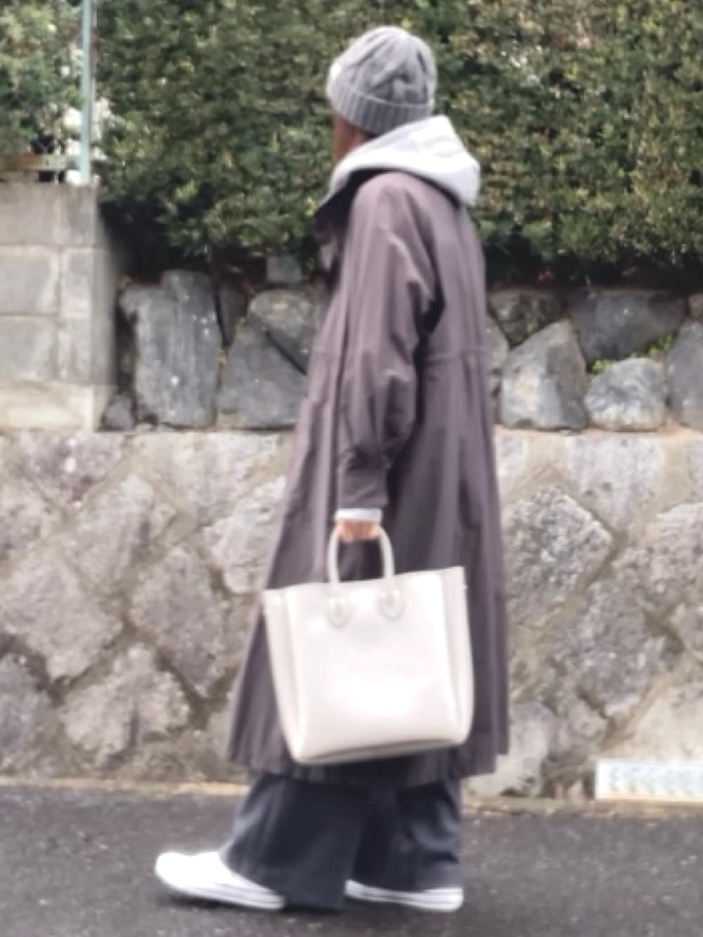 「急に寒い、ニット帽、パーカー、コンバース ハイカット、トートバッグ、モノトーン、ワントーンコーデ、グレーコーデ、グレーのパーカー、甘辛mix、きれいめカジュアル、キレイめスポーツMIX、オトナカジュアル、大人コーデ、高身長」|「UNIQLOのアイテム(ニット/セーター、グレー系)」を使った、tocoさん(レディース・168cm)の冬コーディネートの4枚目の写真
