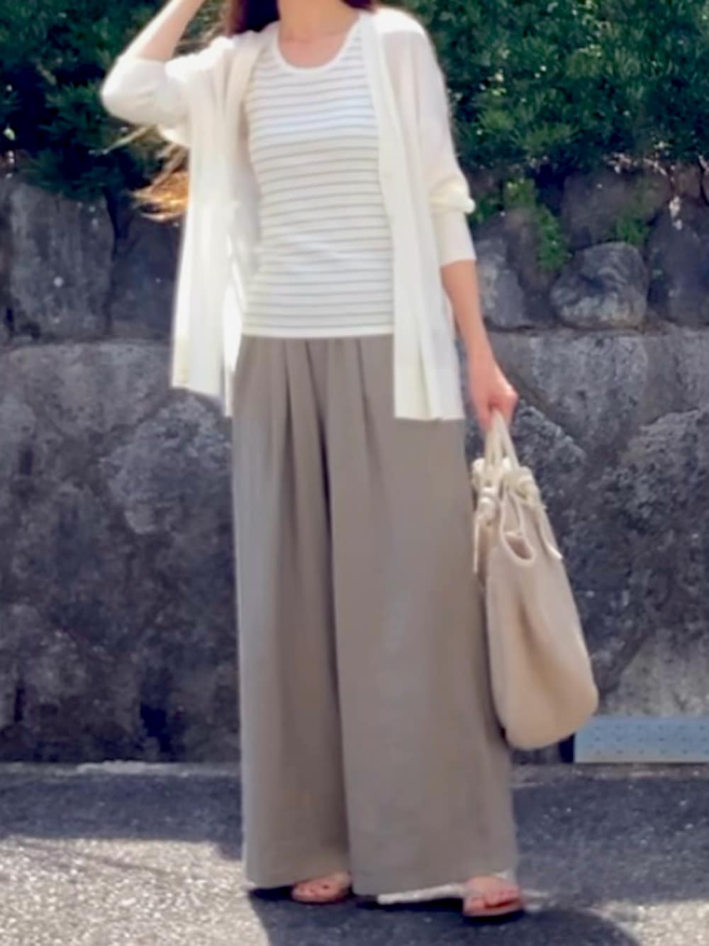 「ワントーン、ベージュコーデ、ワイドパンツ、モノトーン、リネンパンツ、ボーダー、かごバッグ、ゴールドサンダル、大人カジュアル、大人コーデ、ラクチンコーデ、きれいめカジュアル、高身長コーデ、夏ファッション、シンプル」｜「ITEMS URBANRESEARCHのトタンテレコタンクトップ（タンクトップ、ホワイト系）」を使った、tocoさん（レディース・168cm）の夏コーディネートの2枚目の写真