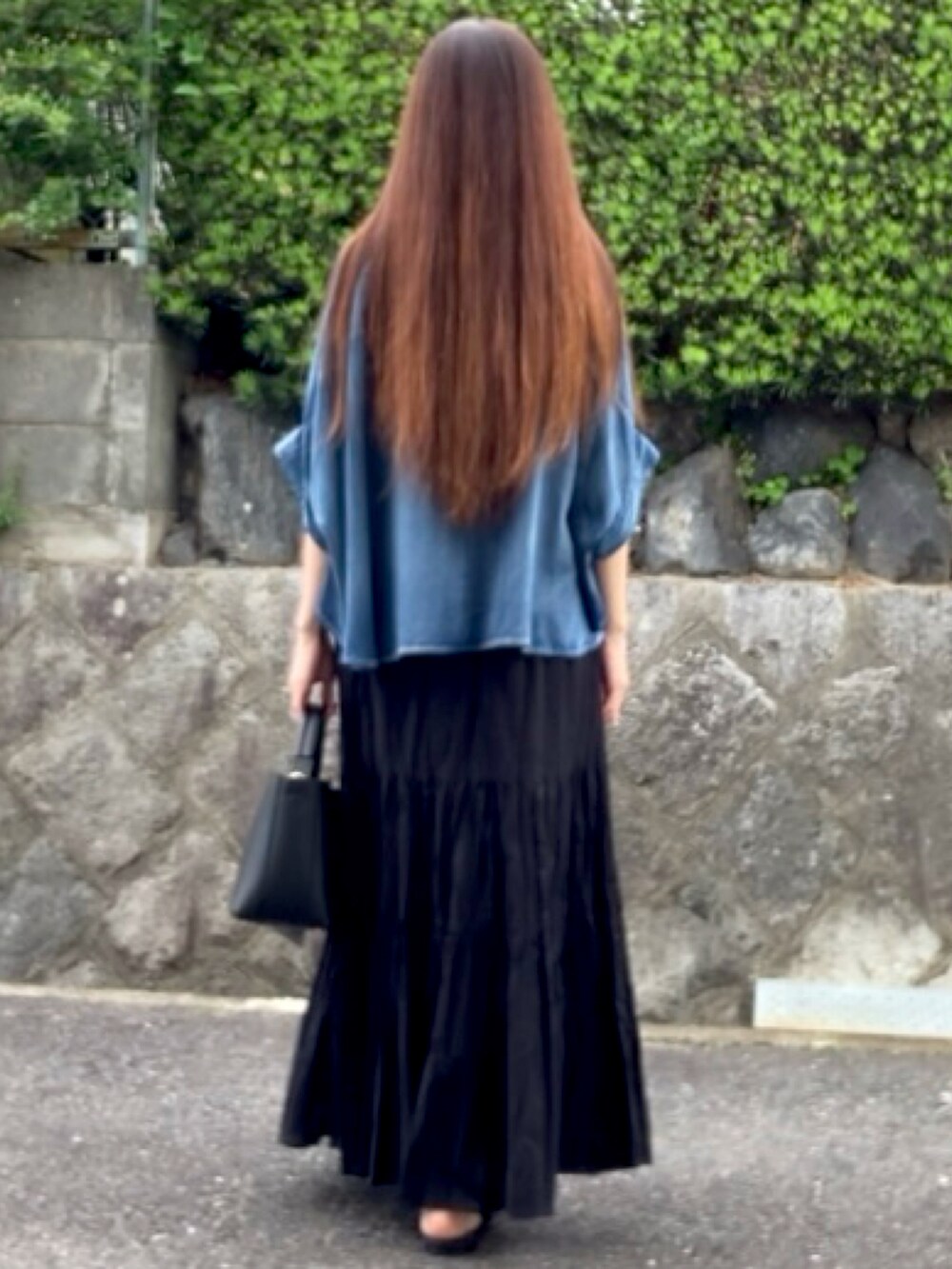 ブルー系のシャツ/ブラウス、ブラック系のスカート、ブラック系のサンダルを着用したレディースの夏コーディネートの3枚目の写真