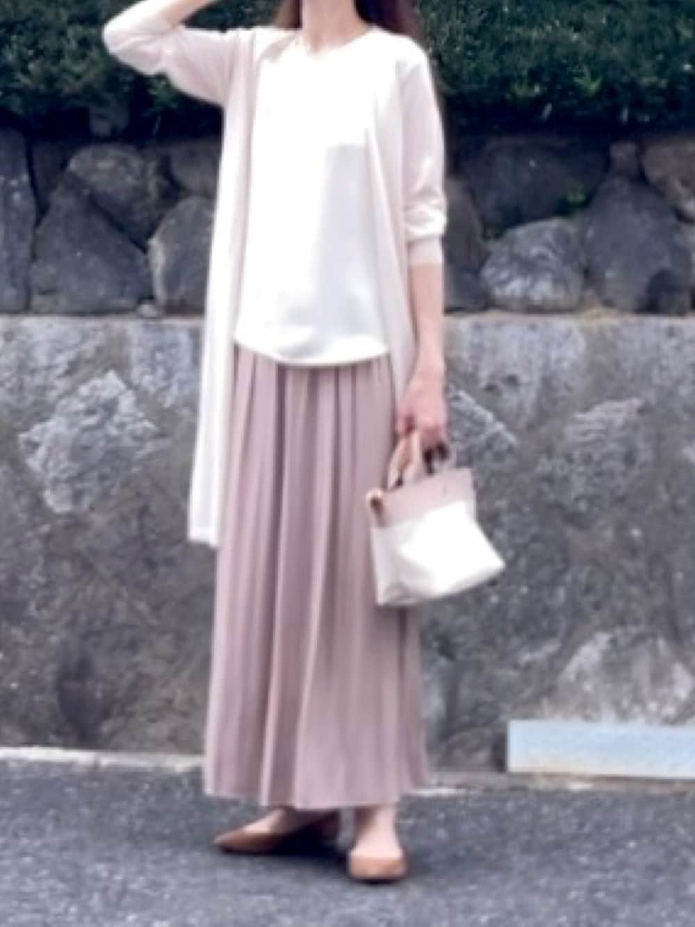 ホワイト系のカーディガン/ボレロ、ベージュ系のその他パンツ、ホワイト系のシャツ/ブラウスを着用したレディースの秋コーディネートの2枚目の写真