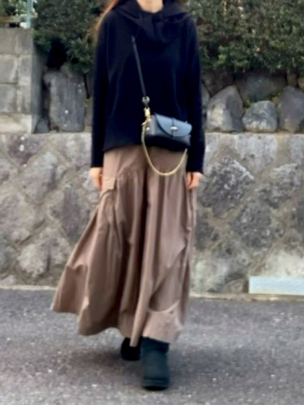 「シンプルコーデ、モノトーンコーデ、ミニバッグ、チェーンバッグ、バラクラバ、足元あったか、首元あったか、雨にも強い、大人カジュアル、大人コーデ、大人女子、高身長コーデ、高身長女子、さしいろブラウン」｜「PLSTのアイテム（ニット/セーター、ホワイト系）」を使った、tocoさん（レディース・168cm）の春コーディネートの3枚目の写真