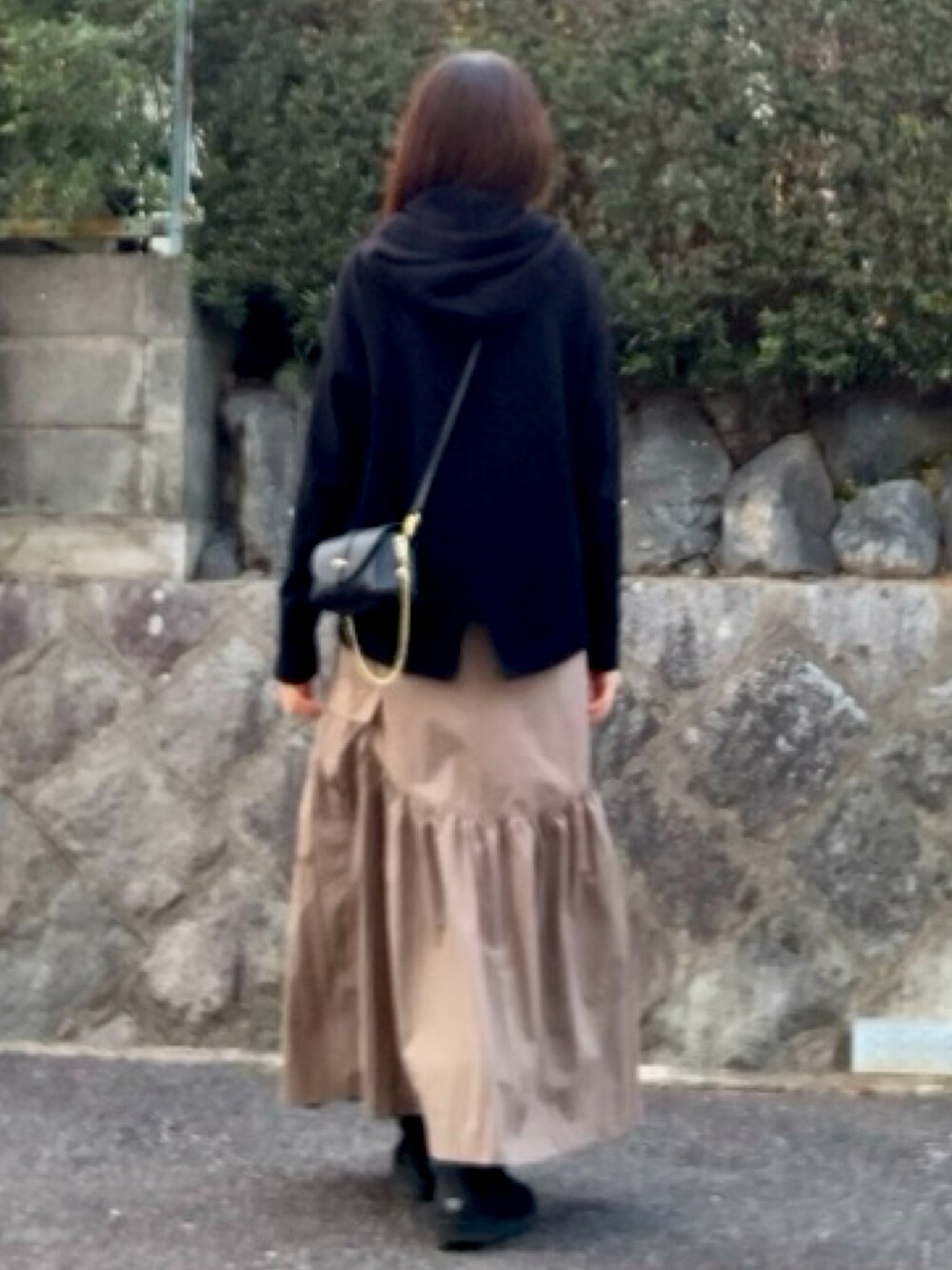 「シンプルコーデ、モノトーンコーデ、ミニバッグ、チェーンバッグ、バラクラバ、足元あったか、首元あったか、雨にも強い、大人カジュアル、大人コーデ、大人女子、高身長コーデ、高身長女子、さしいろブラウン」｜「PLSTのアイテム（ニット/セーター、ホワイト系）」を使った、tocoさん（レディース・168cm）の春コーディネートの4枚目の写真