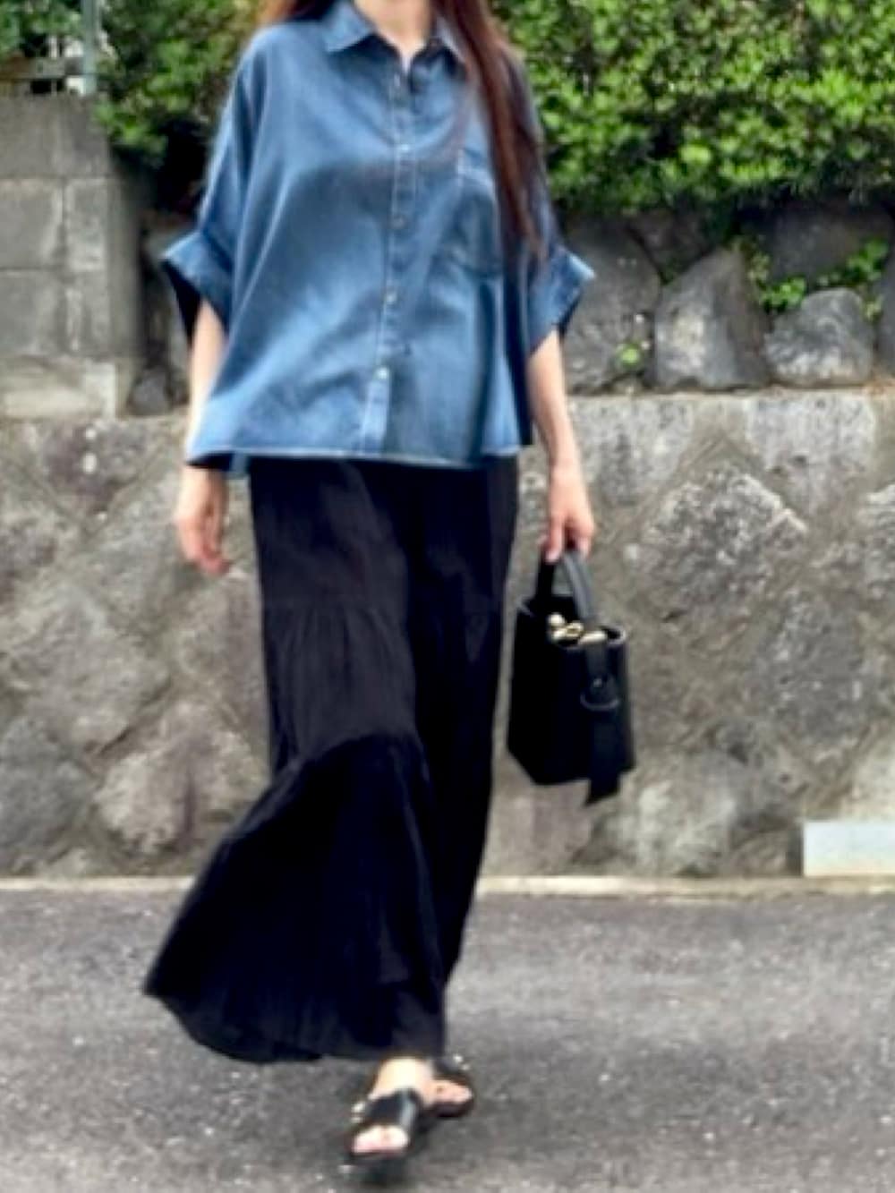 ブルー系のシャツ/ブラウス、ブラック系のスカート、ブラック系のサンダルを着用したレディースの夏コーディネートの2枚目の写真