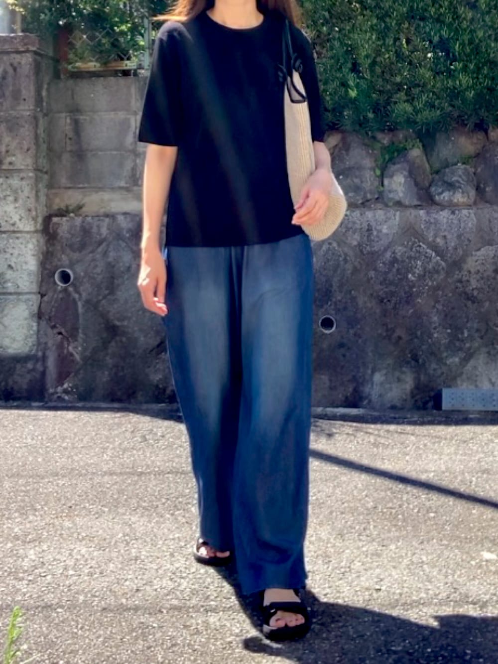 「Tシャツ×デニム、ワイドデニム、かごバッグ、スポーツサンダル、モノトーン、シンプルコーデ、シンプルスタイル、休日スタイル、カジュアルコーデ、大人カジュアル、ラフ、高身長コーデ」｜「PLSTのアイテム（ニット/セーター、ブラック系）」を使った、tocoさん（レディース・168cm）の夏コーディネートの3枚目の写真