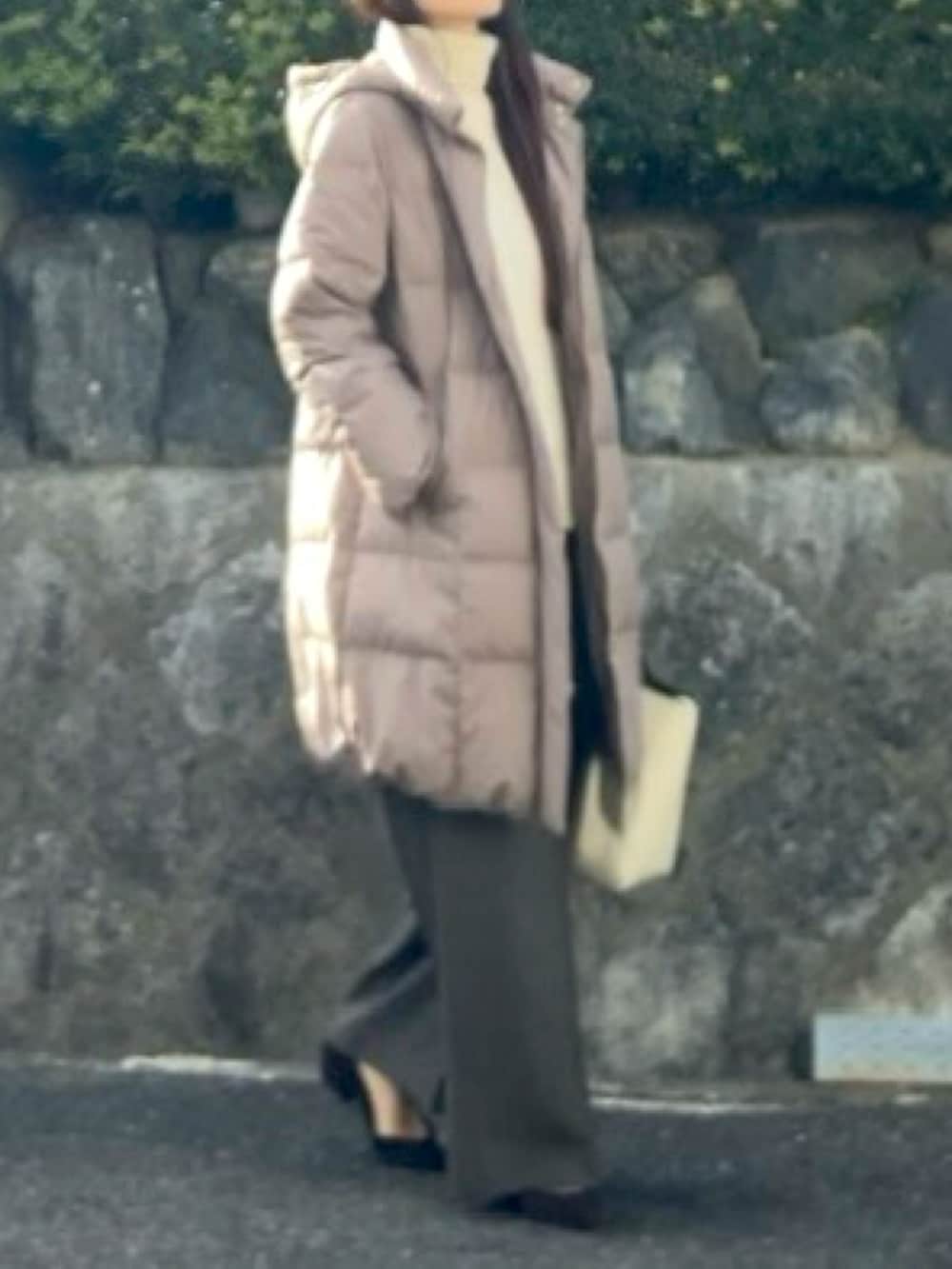 ブラウン系のダウンジャケット/コート、ホワイト系のトートバッグ、ホワイト系のニット/セーターを着用したレディースの冬コーディネートの3枚目の写真