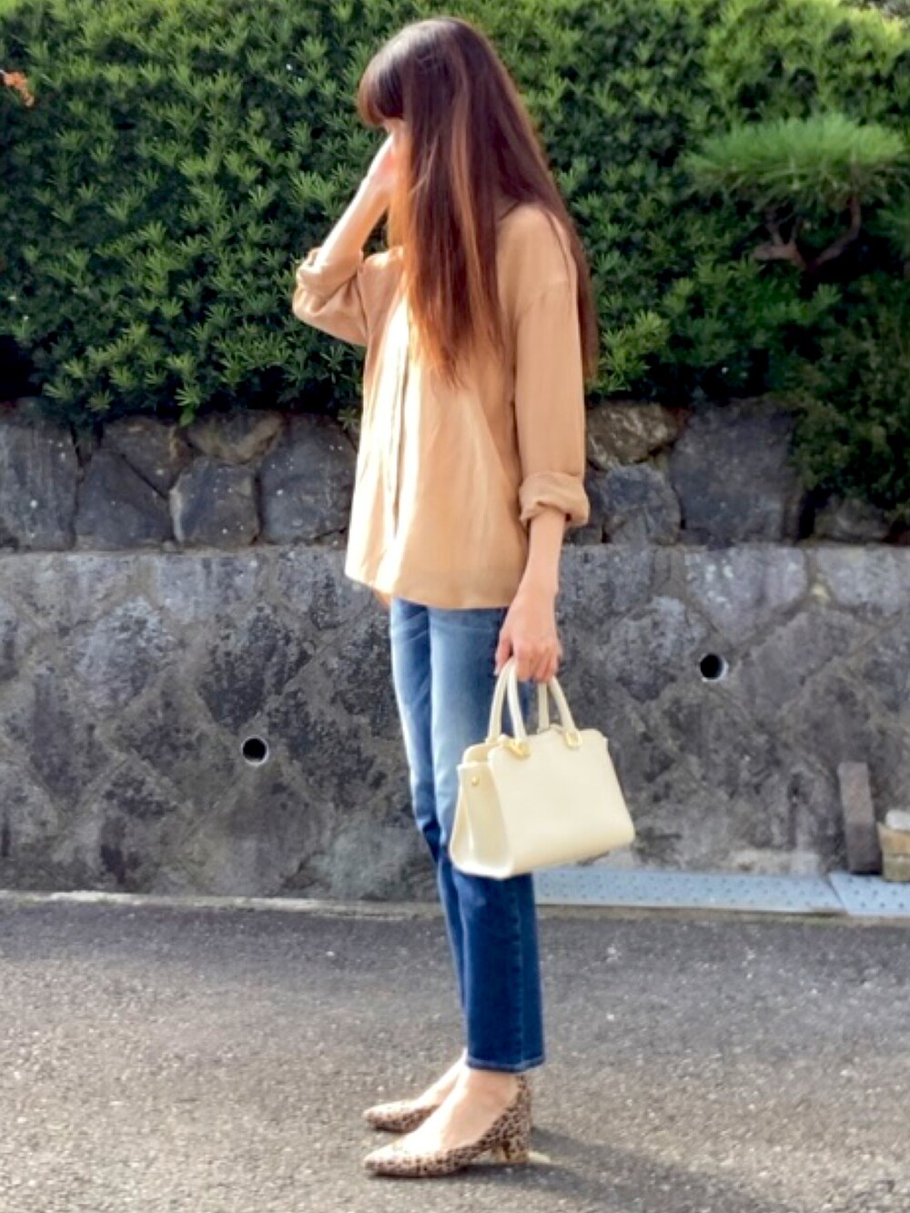 その他のパンプス、ブラウン系のシャツ/ブラウス、ブルー系のデニムパンツを着用したレディースの秋コーディネートの2枚目の写真