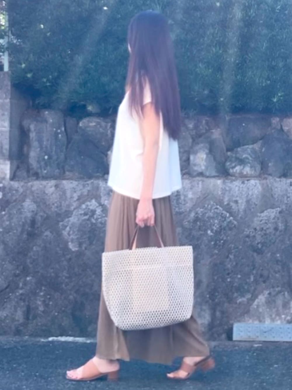 ホワイト系のTシャツ/カットソー、イエロー系のその他パンツ、ベージュ系のトートバッグを着用したレディースの夏コーディネートの3枚目の写真