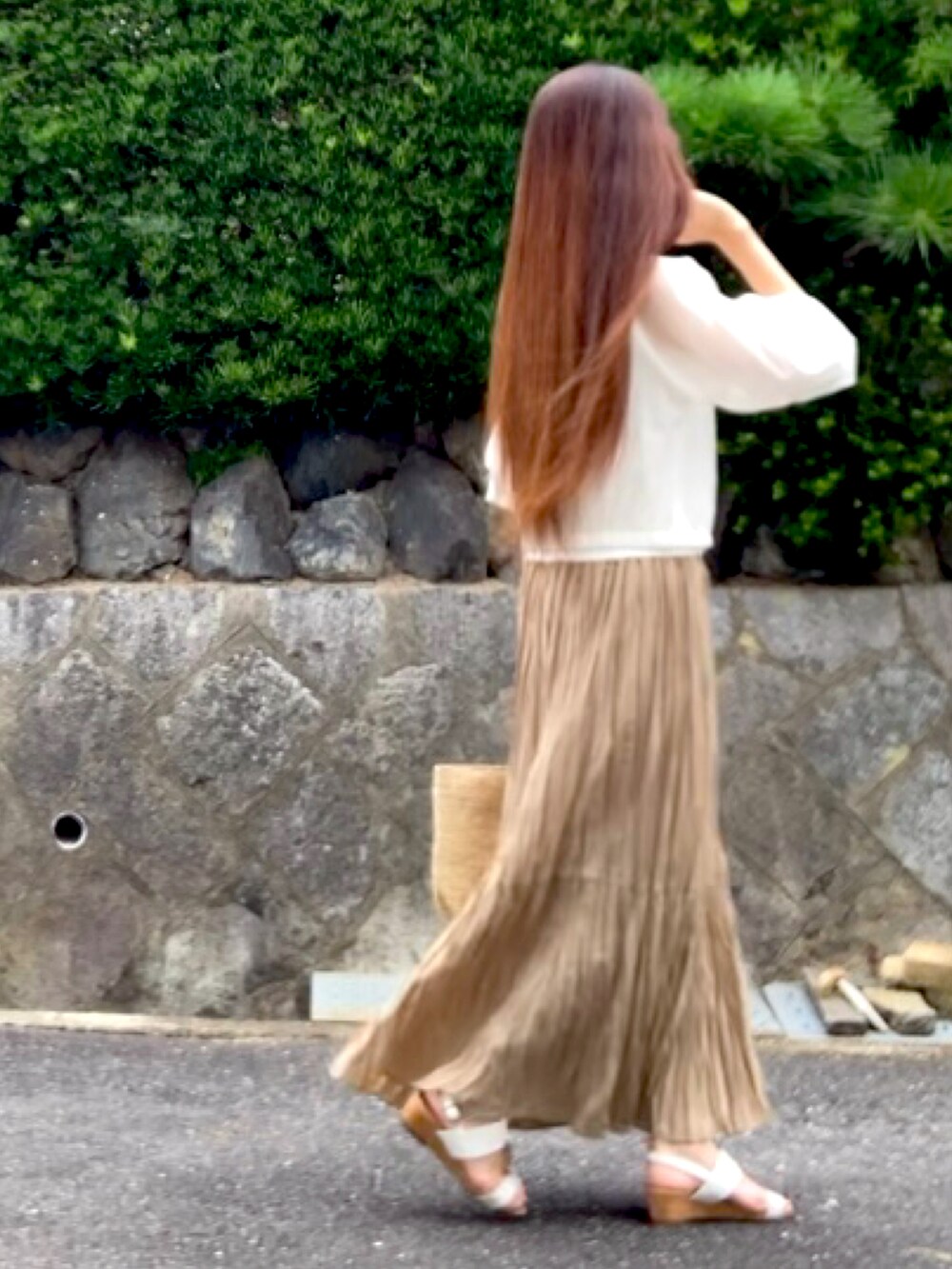 「ベージュコーデ、ホワイトコーデ、ロングスカート、夏コーデ、レイヤードスタイル、脱いでもオシャレ、かごバッグ、きれいめカジュアル、サンダル、モノトーンコーデ、ワントーンコーデ、シンプルコーデ、大人カジュアル、高身長コーデ、強風につき髪ボサボサ」｜「ROPE' PICNICのロングリブシアーライトブルゾン（ブルゾン、ホワイト系）」を使った、tocoさん（レディース・168cm）の夏コーディネートの2枚目の写真