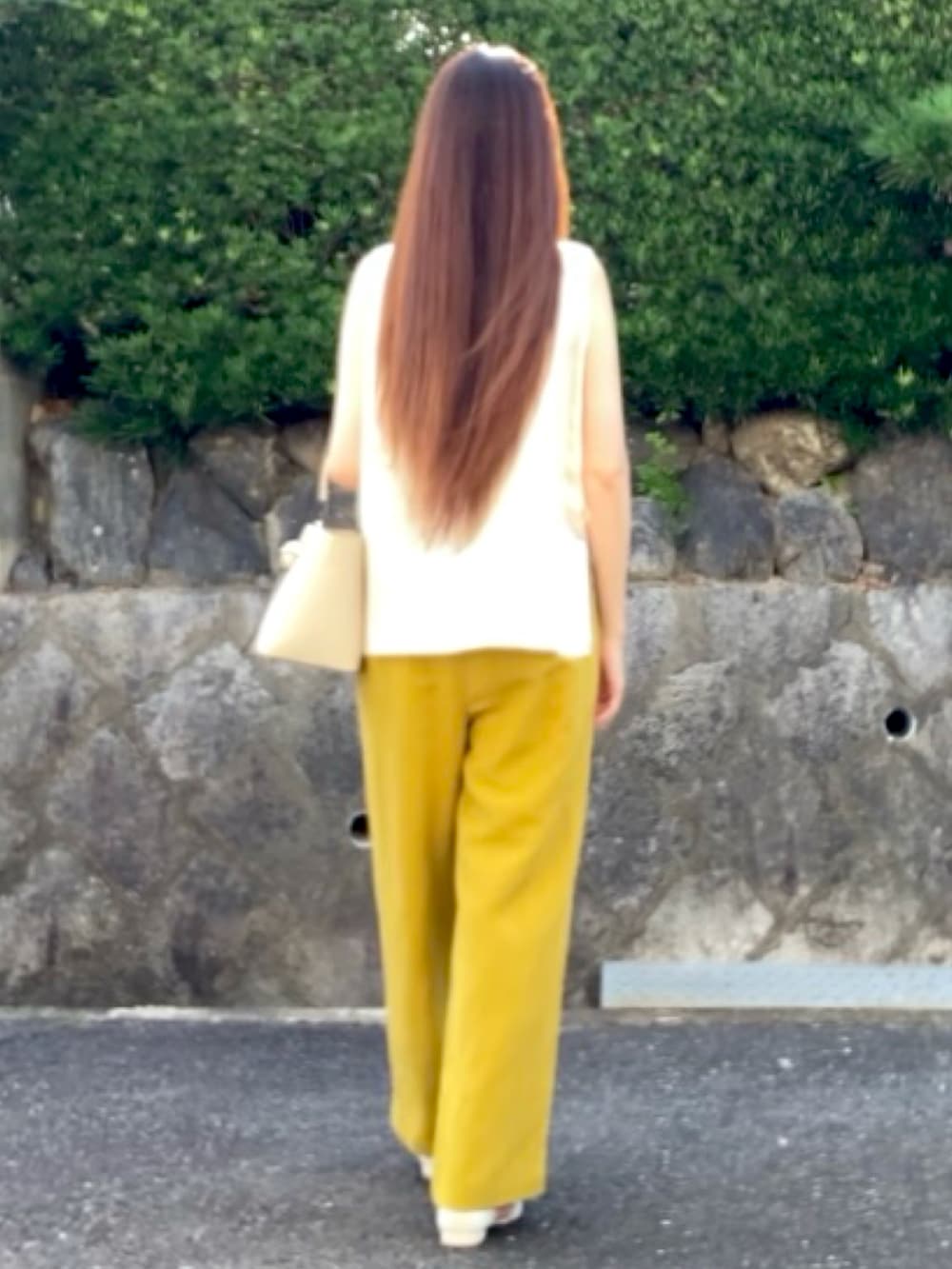 「きれいめコーディネート、差し色(黄色)、リネンパンツ、ノースリーブ、グルカサンダル、大人カジュアル、高身長コーデ、暑い、猛暑日、暑くて無理かも」｜「SHIPSの〈手洗い可能〉サテン ノースリーブ ブラウス ◇（シャツ/ブラウス、ホワイト系）」を使った、tocoさん（レディース・168cm）の夏コーディネートの2枚目の写真