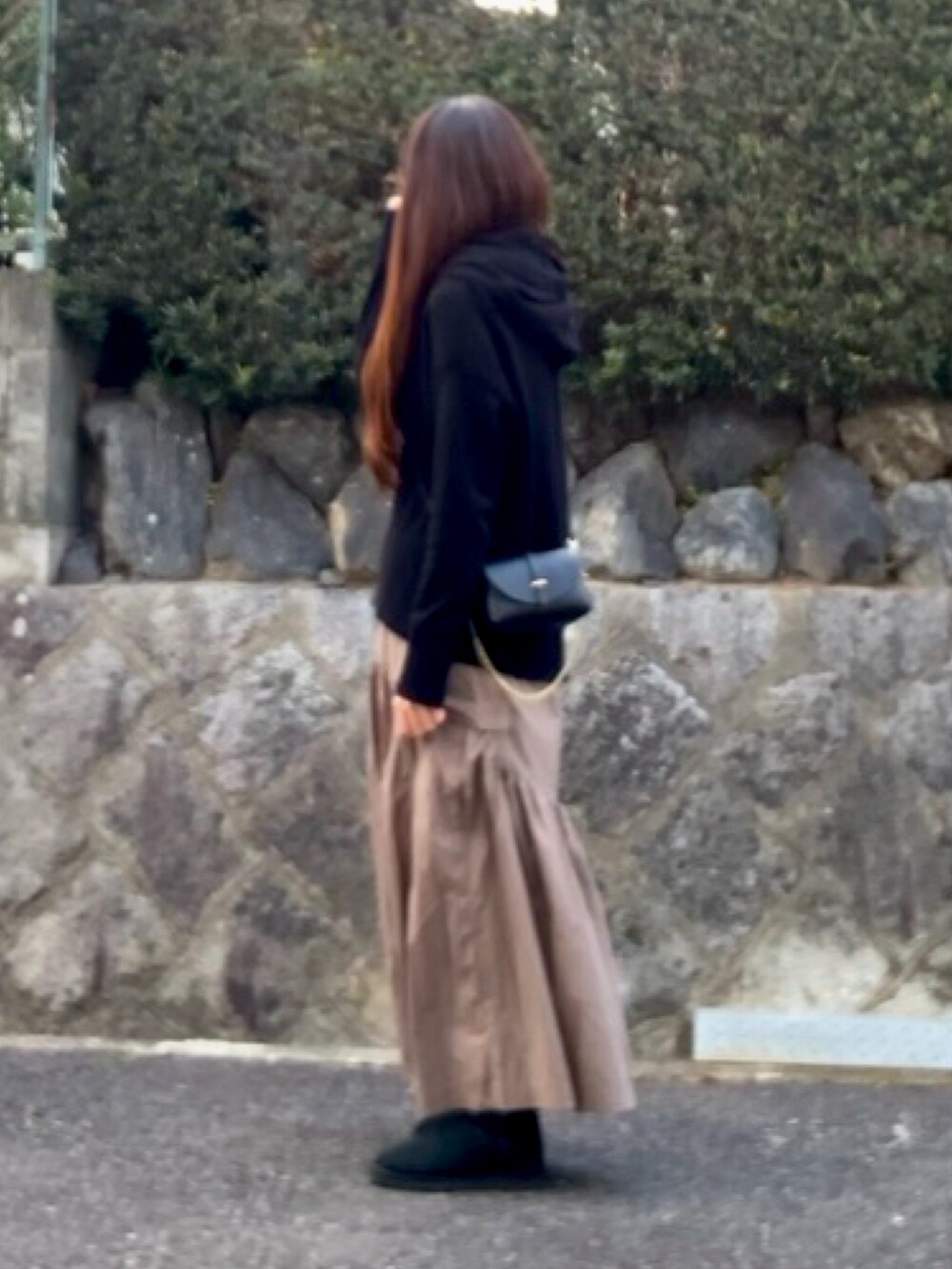 「シンプルコーデ、モノトーンコーデ、ミニバッグ、チェーンバッグ、バラクラバ、足元あったか、首元あったか、雨にも強い、大人カジュアル、大人コーデ、大人女子、高身長コーデ、高身長女子、さしいろブラウン」｜「PLSTのアイテム（ニット/セーター、ホワイト系）」を使った、tocoさん（レディース・168cm）の春コーディネートの2枚目の写真