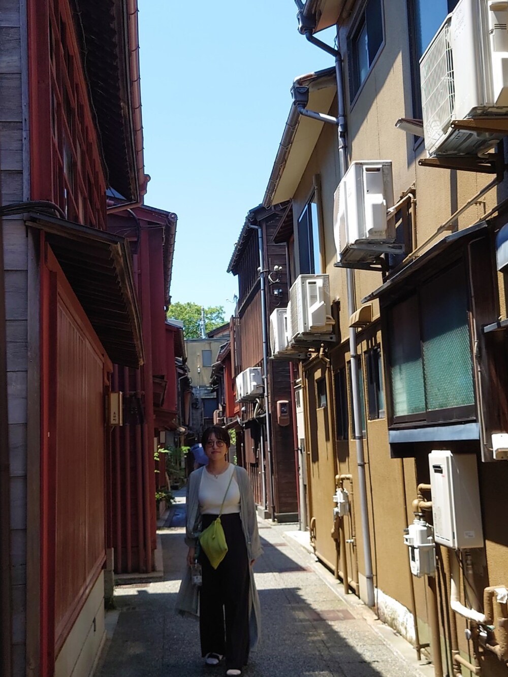 グリーン系のジャケット/アウター、ブラック系のその他パンツ、ホワイト系のタンクトップを着用したレディースの夏コーディネートの2枚目の写真