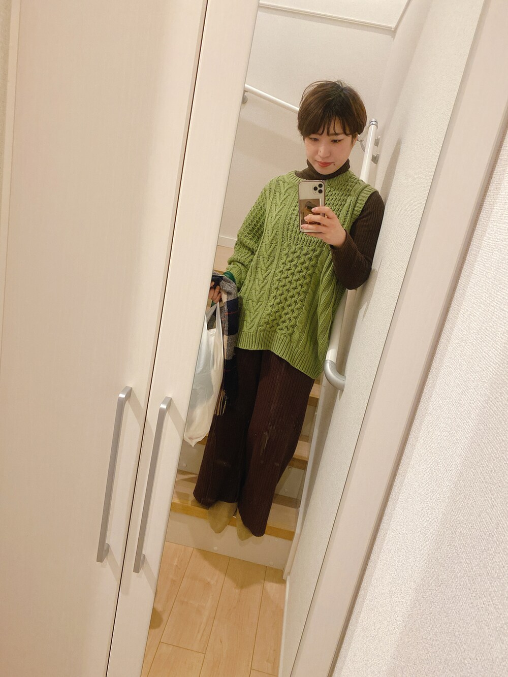 グリーン系のニット/セーター、ブラウン系のその他パンツ、ブラウン系のニット/セーターを着用したレディースの冬コーディネートの2枚目の写真