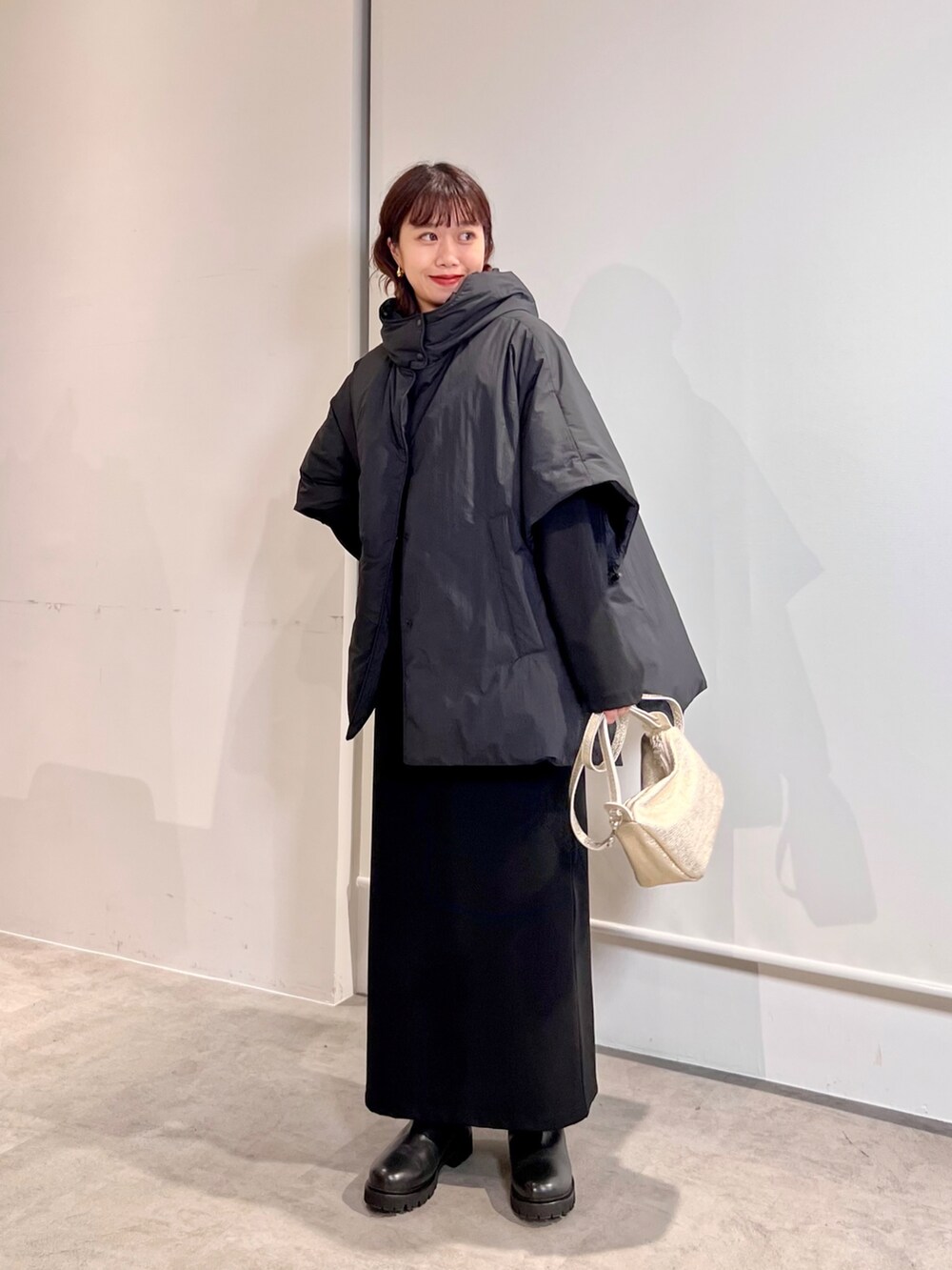 「秋コーデ、秋服、秋冬コーデ、オールブラック、ワントーンコーデ、ブラックコーデ、モノトーン、モノトーンコーデ、ビッグシルエット、オーバーサイズ、ダウンジャケット、お出かけコーデ、おでかけコーデ、休日スタイル、休日コーデ」|「NANO universeの「西川ダウン(R)」2WAY ケープダウン(ダウンジャケット/コート、ブラック系)」を使った、uyuさん(骨格ウェーブ・レディース・161cm)の秋コーディネートの2枚目の写真