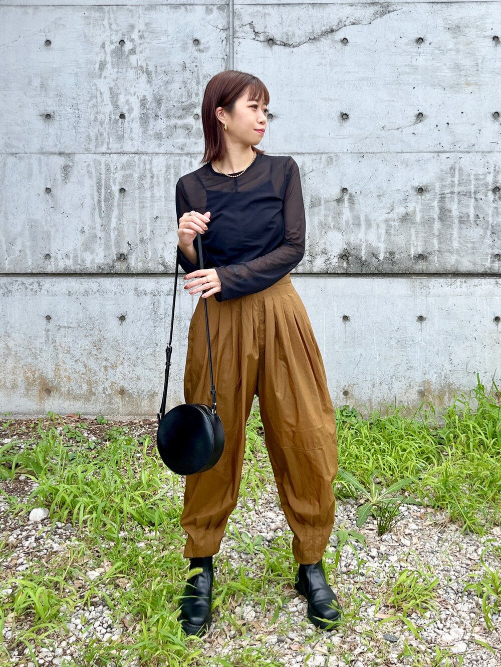 「秋服、秋コーデ、レイヤードスタイル、休日スタイル、タックイン、UNIQLO、ユニクロ、サイドゴアブーツ、ベージュ、シアー、プチプラ、ブーツ、シアートップス、シンプルコーデ、メンズライク」｜「UNIQLOのアイテム（Tシャツ/カットソー、ブラック系）」を使った、uyuさん（レディース・161cm）の秋コーディネートの2枚目の写真