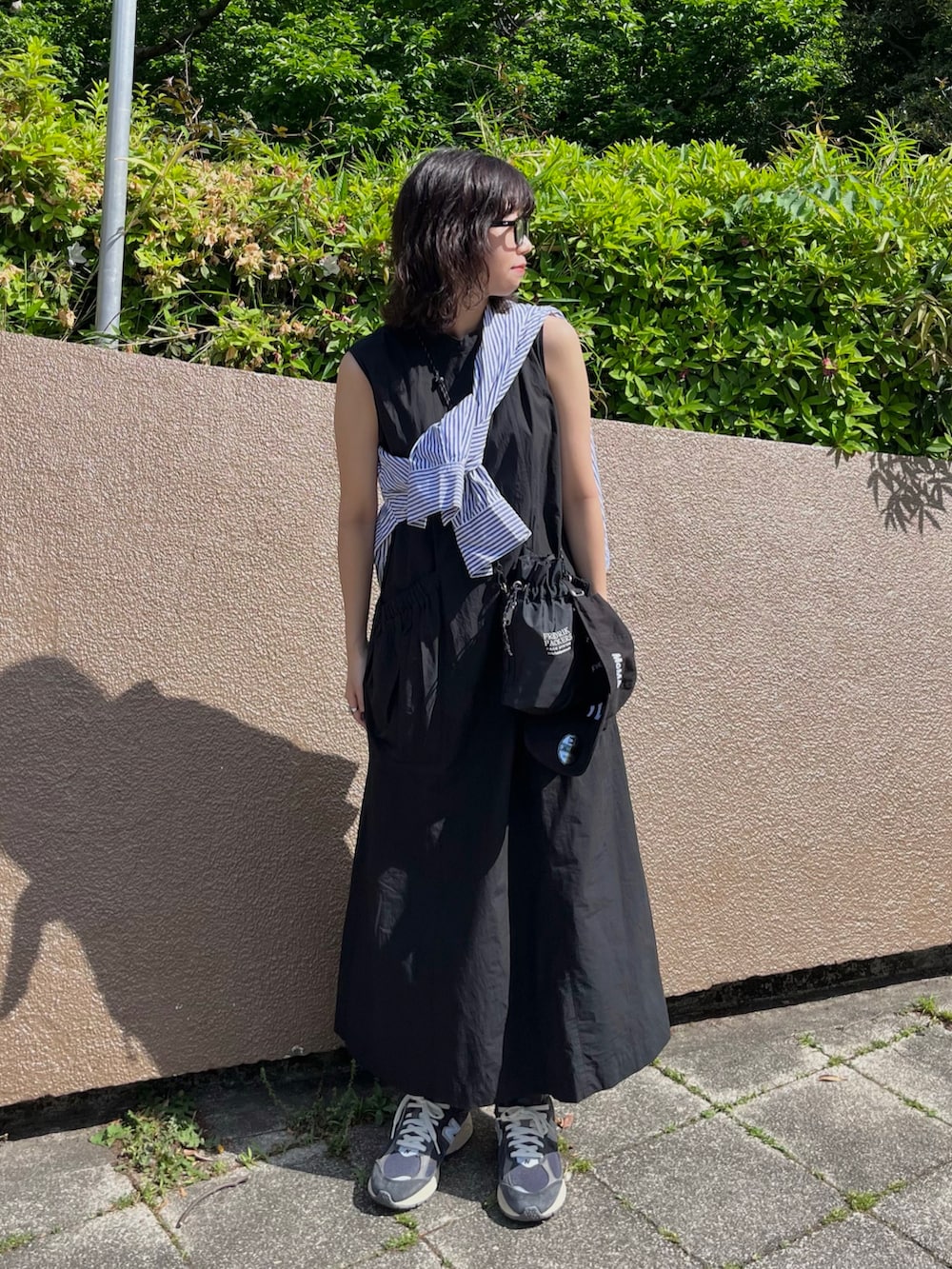 「春夏コーデ、ストライプ、ストライプシャツ、シャツスタイル、ロングワンピース、スニーカー、スニーカーコーデ、休日スタイル、モード、モノトーンコーデ、キャップ、シンプルコーデ、モノトーン、メガネ女子、ストリート」｜「NANO universeのオーバーワイドシャツ 長袖（シャツ/ブラウス、その他）」を使った、uyuさん（骨格ウェーブ・レディース・161cm）の春コーディネートの2枚目の写真