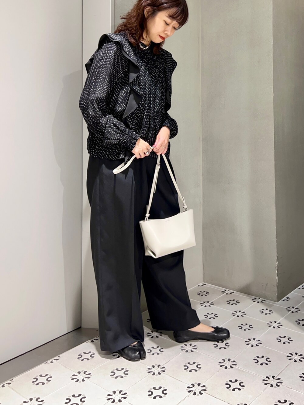 「秋コーデ、秋服準備はじめました、モノトーン、モノトーンコーデ、ドット、きれいめカジュアル、ショルダーバッグ、ミニバッグ、パンツスタイル、ブラックコーデ、オールブラック、秋先取りコーデ、休日スタイル、休日コーデ、デート」｜「NANO universeのipekerプリントシャーリングブラウス（シャツ/ブラウス、その他）」を使った、uyuさん（骨格ウェーブ・レディース・161cm）の夏コーディネートの2枚目の写真