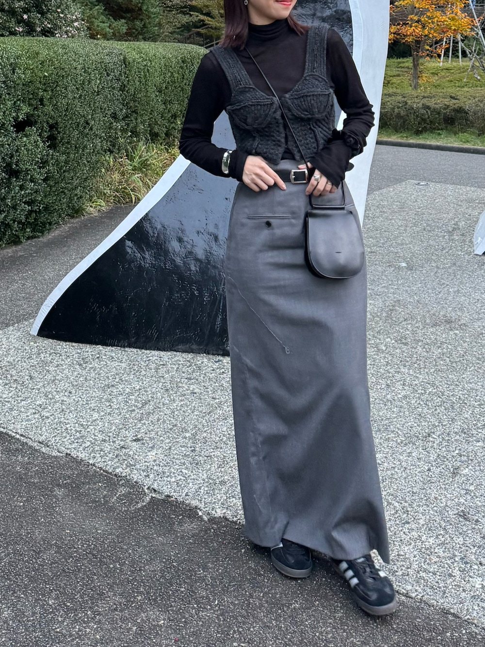 「春めき満開コーデ、春コーデ、モノトーン、モノトーンコーデ、ビスチェ、レイヤードスタイル、大人カジュアル、シアートップス、ロングスカート、ショルダーバッグ、スニーカーコーデ、スニーカー、モードカジュアル、モード、お出かけコーデ」｜「TODAYFULのTODAYFUL(トゥデイフル) "Patchwork Knit Bustier"パッチワークニットビスチェ/12220504（ベスト、グレー系）」を使った、uyuさん（骨格ウェーブ・レディース・161cm）の春コーディネートの2枚目の写真