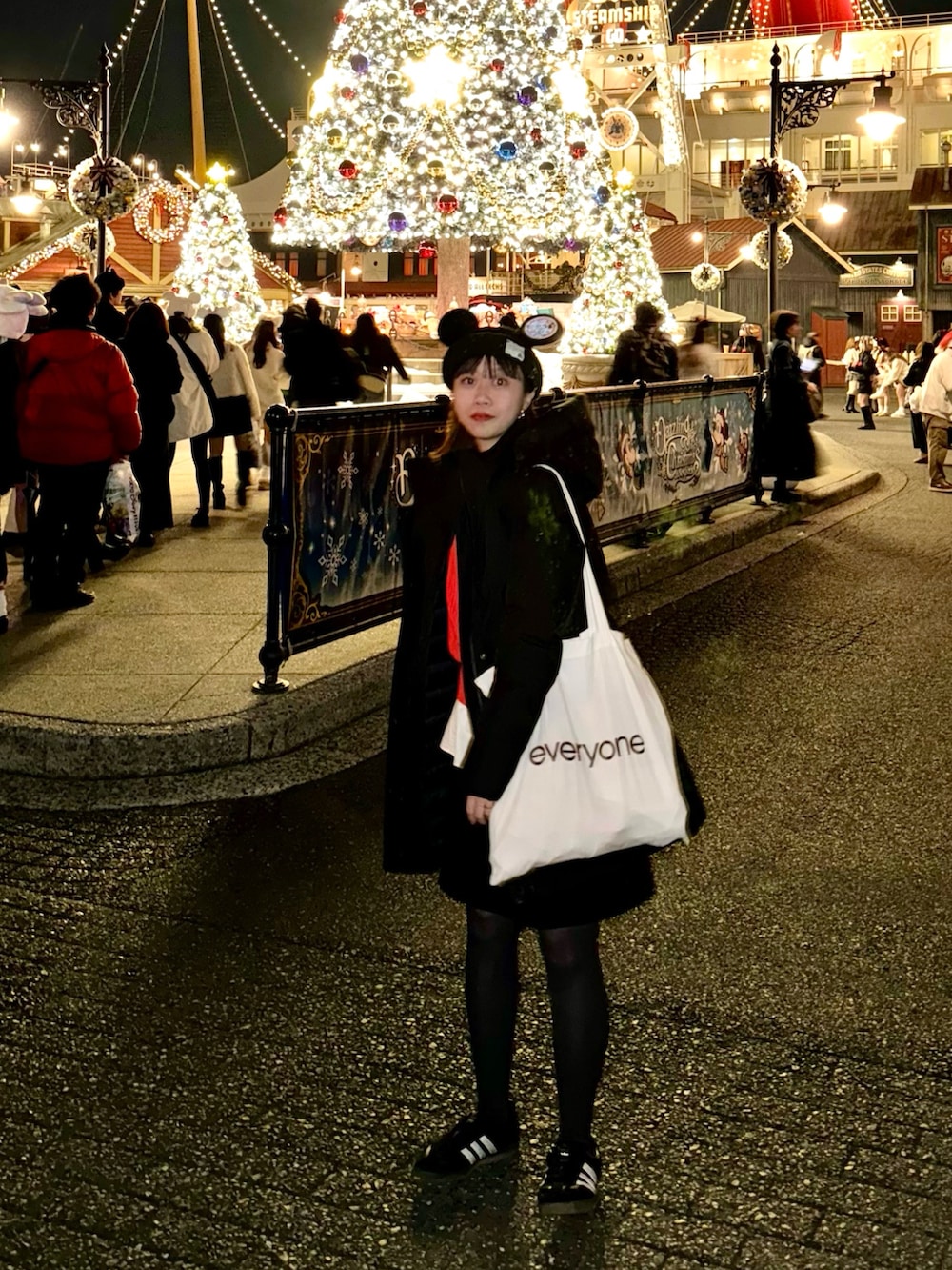 「冬コーデ、あったかコーデ、クリスマスに着たい服、クリスマスコーデ、赤、赤ニット、休日スタイル、ダウンコート、ダウンジャケット、スニーカー、スニーカーコーデ、きれいめカジュアル、テーマパークコーデ、ディズニーコーデ、ニット帽」｜「ADAM ET ROPE'のコンパクト畦ニットプルオーバー（ニット/セーター、レッド系）」を使った、uyuさん（骨格ウェーブ・レディース・161cm）の冬コーディネートの2枚目の写真