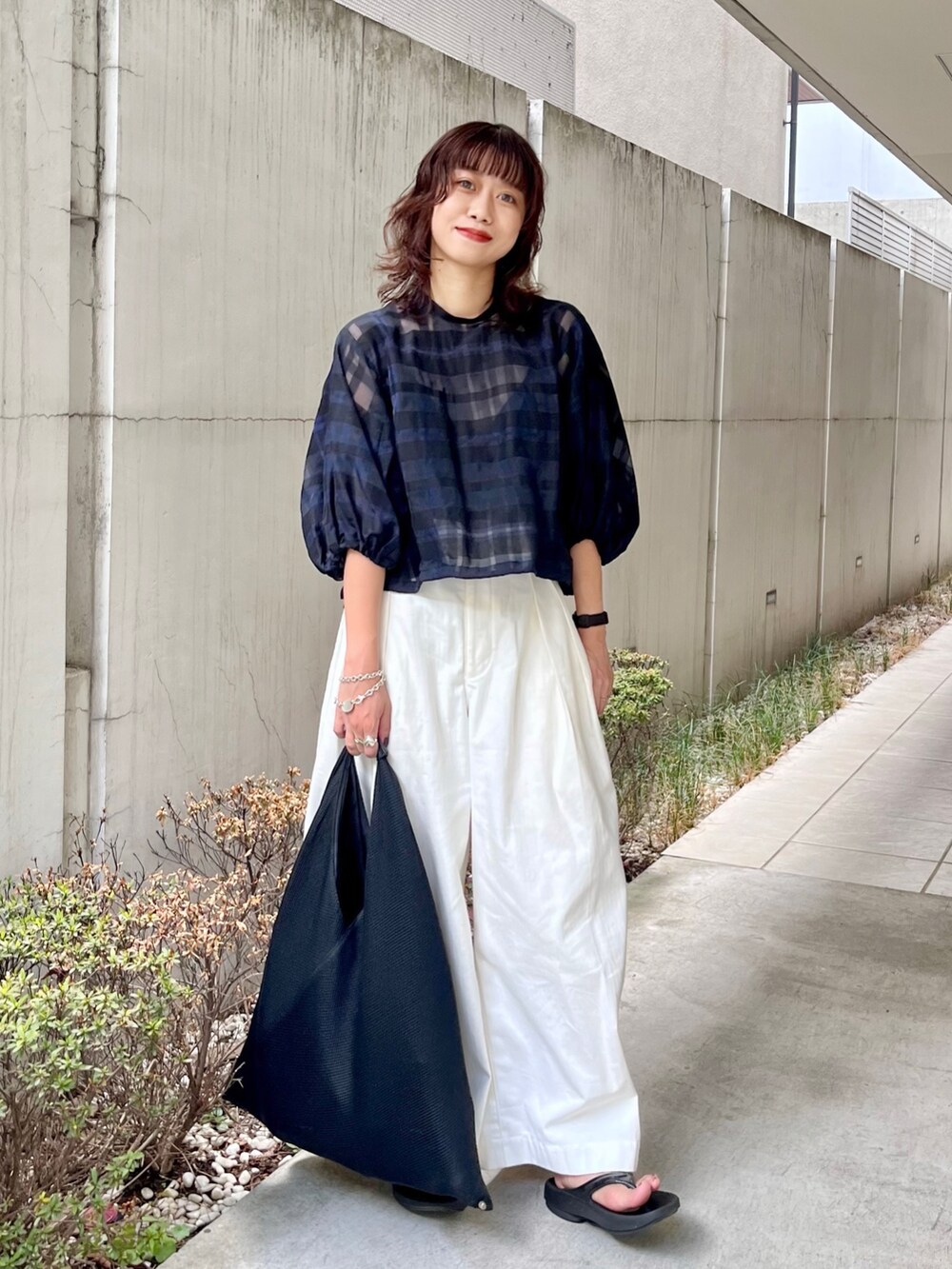 「アツいコーデ全部見せ、夏コーデ、シンプルコーデ、休日スタイル、夏ファッション、おでかけコーデ、レイヤードスタイル、お出かけコーデ、トートバッグ、サンダル、シアートップス、シアー、夏セールで買いました、カラー×コーデ、ボリューム袖」｜「NANO universeのLB.01/シアーチェックボリュームスリーブブラウス（シャツ/ブラウス、ブルー系）」を使った、uyuさん（骨格ウェーブ・レディース・161cm）の夏コーディネートの2枚目の写真